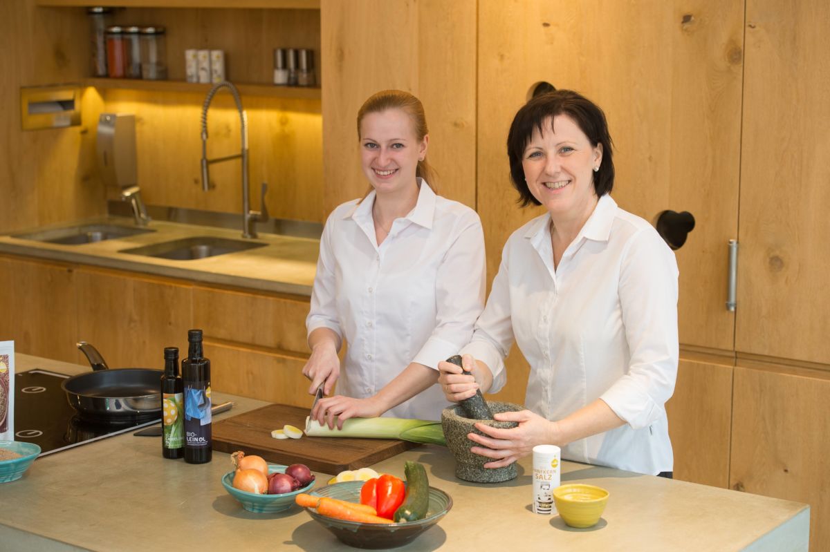 Mitarbeiter-Portrait: Die Küchen[-]expertinnen Helga und Sandra