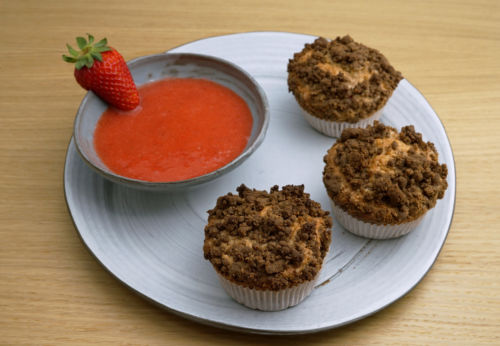 Erdbeer-Rhabarber-Streusel-Muffins mit Erdbeer[-]sauce