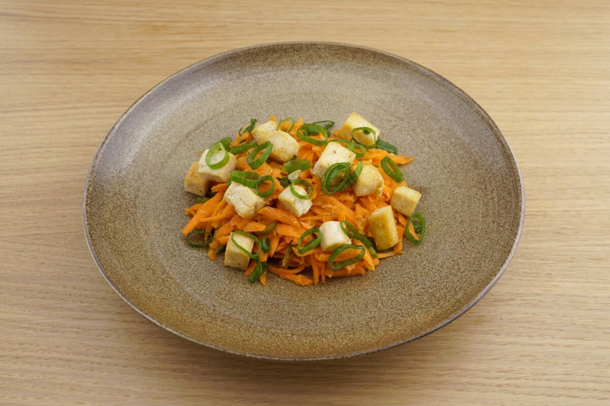 Karotten-Ingwer-Salat mit Tofu und Cuvée NULL