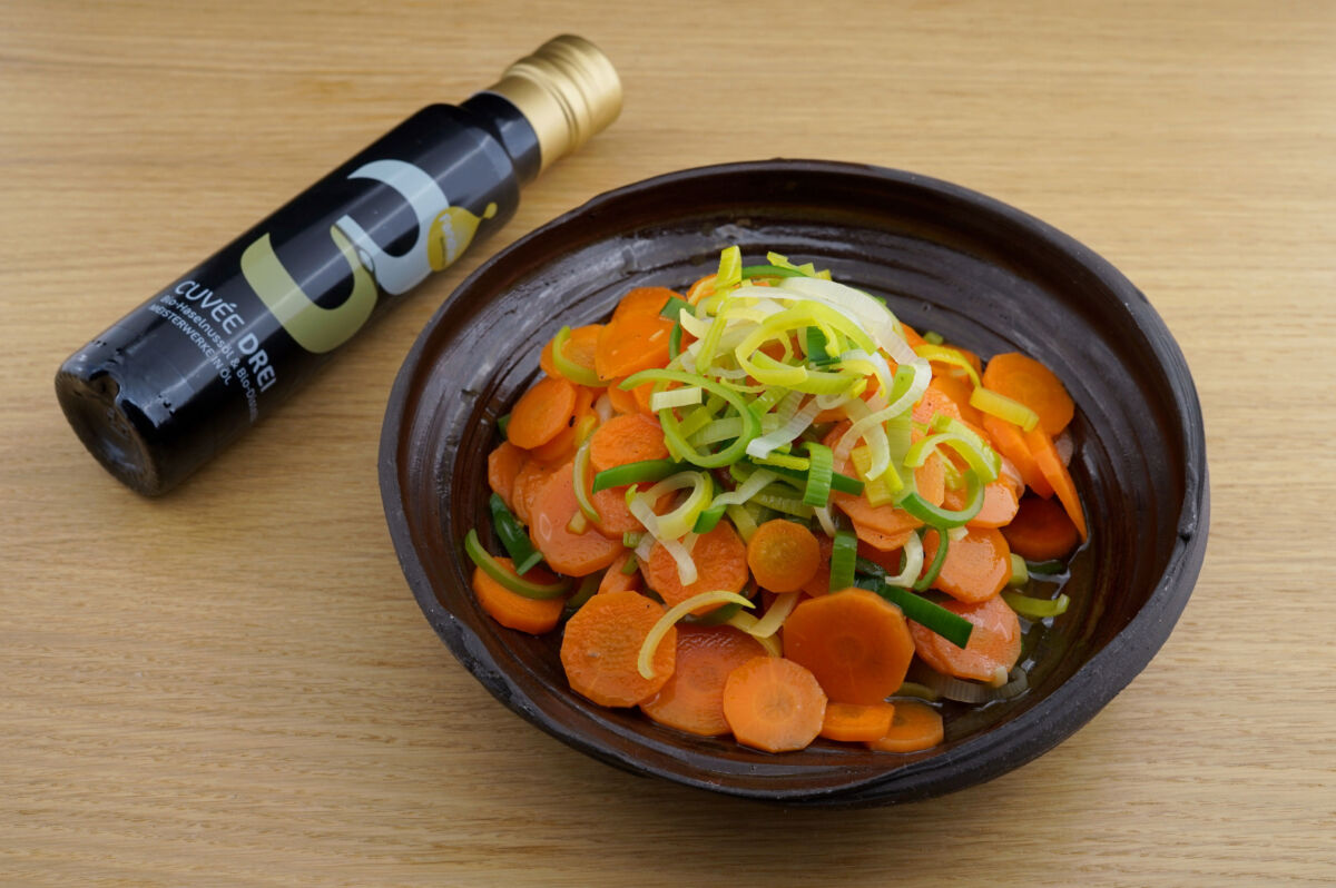 Karotten-Lauch-Salat mit Cuvée DREI