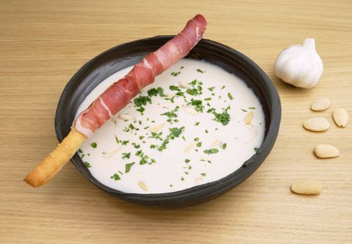 Mandel-Knoblauch-Suppe mit Grissini