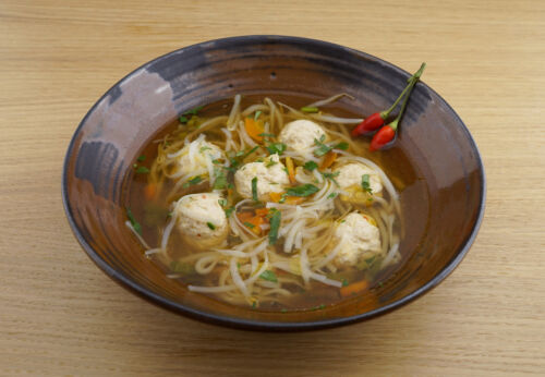 Thai-Poulet[-]bällchen-Gemüse-Suppe mit Camelinaöl
