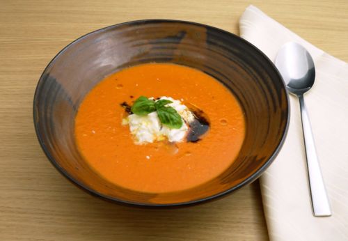 Tomaten[-]suppe mit Mozzarella[-]schaum