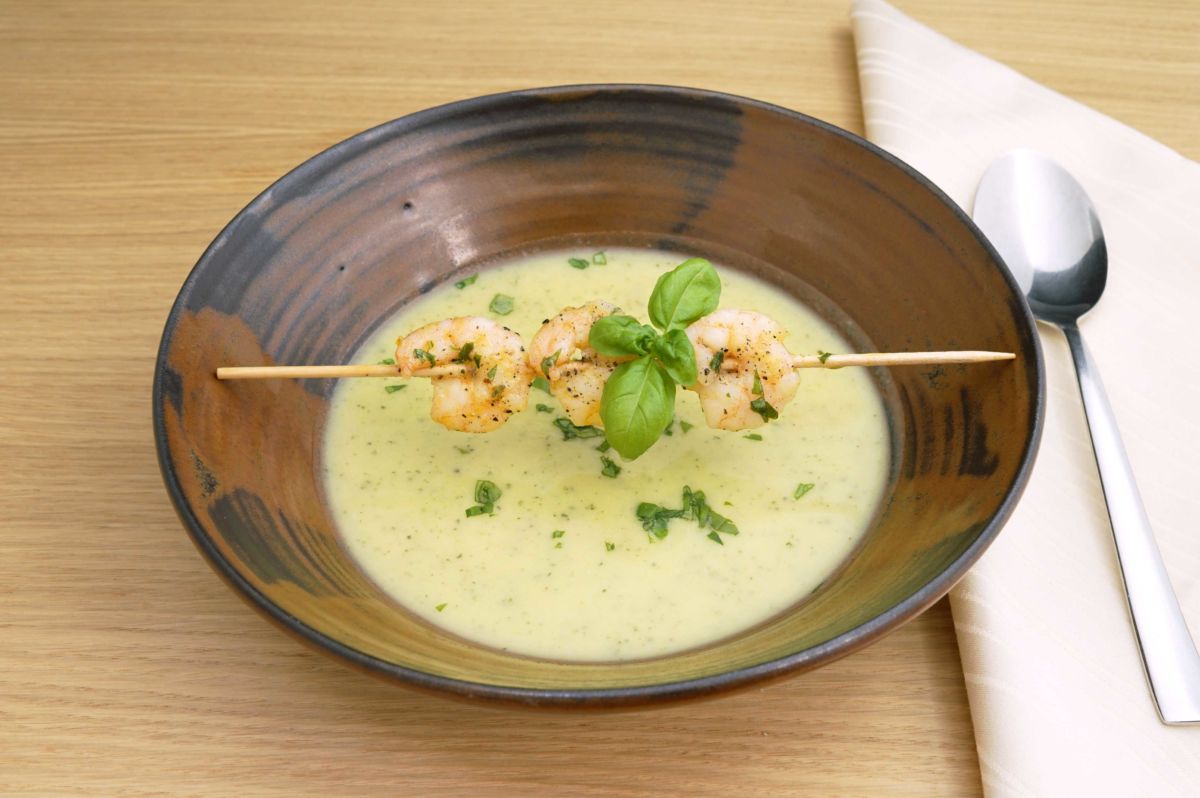 Zucchini-Suppe mit Garnelenspieß