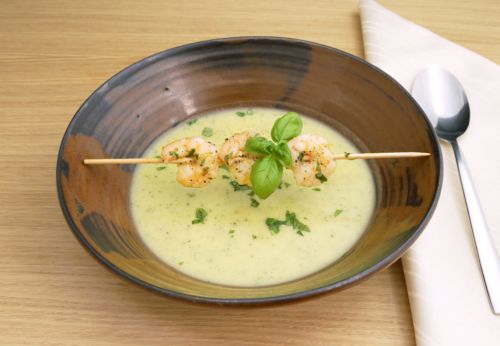 Zucchini-Suppe mit Garnelen[-]spieß