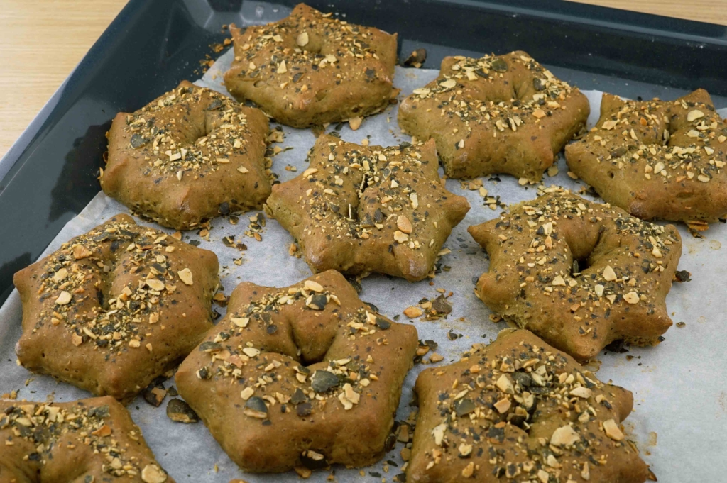 Dinkel[-]Sterne mit Fandler Bio-Kürbiskernöl und Bio- Kürbiskerne geröstet und gesalzen