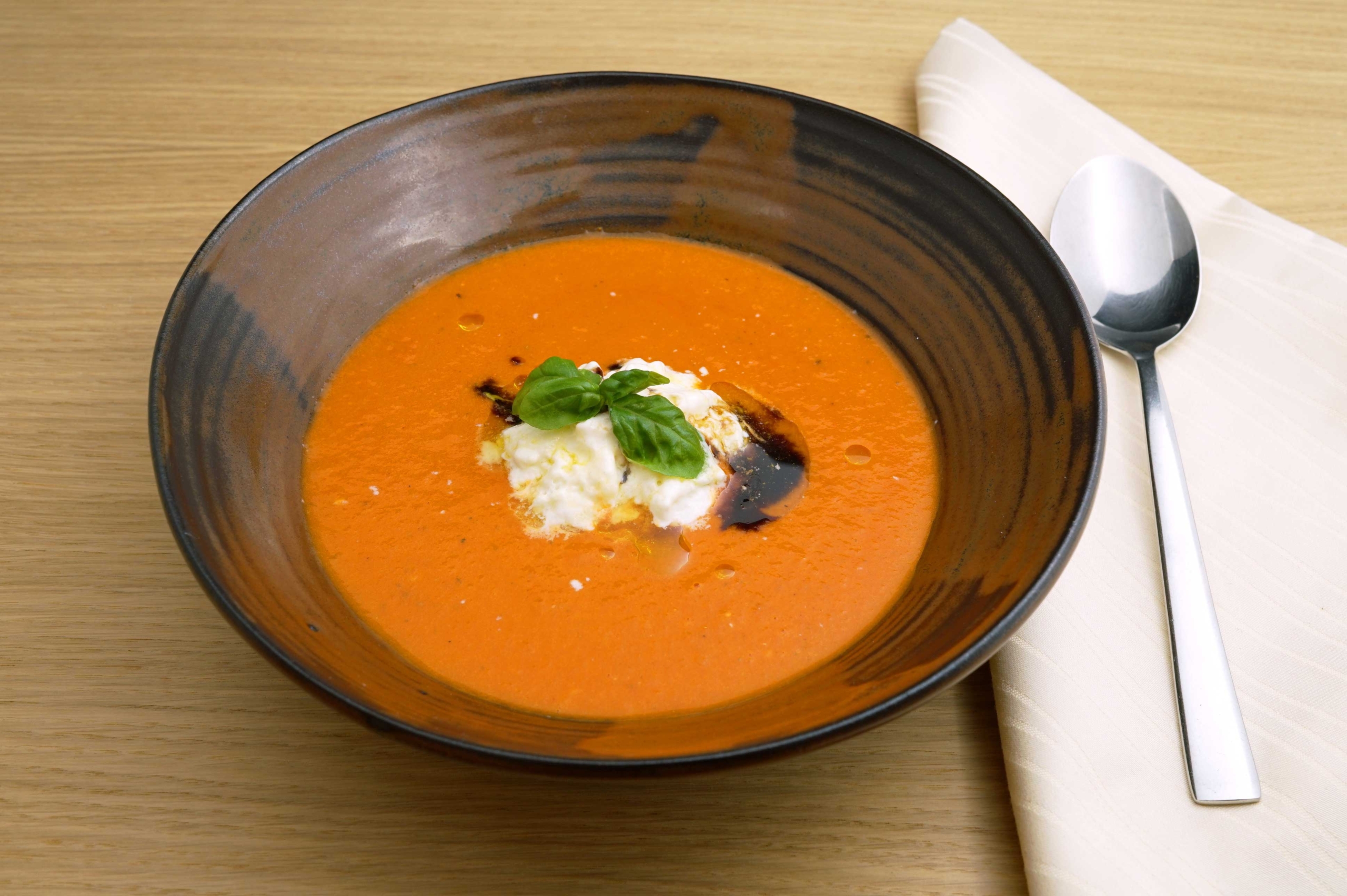 Tomaten­suppe mit Mozzarella­schaum