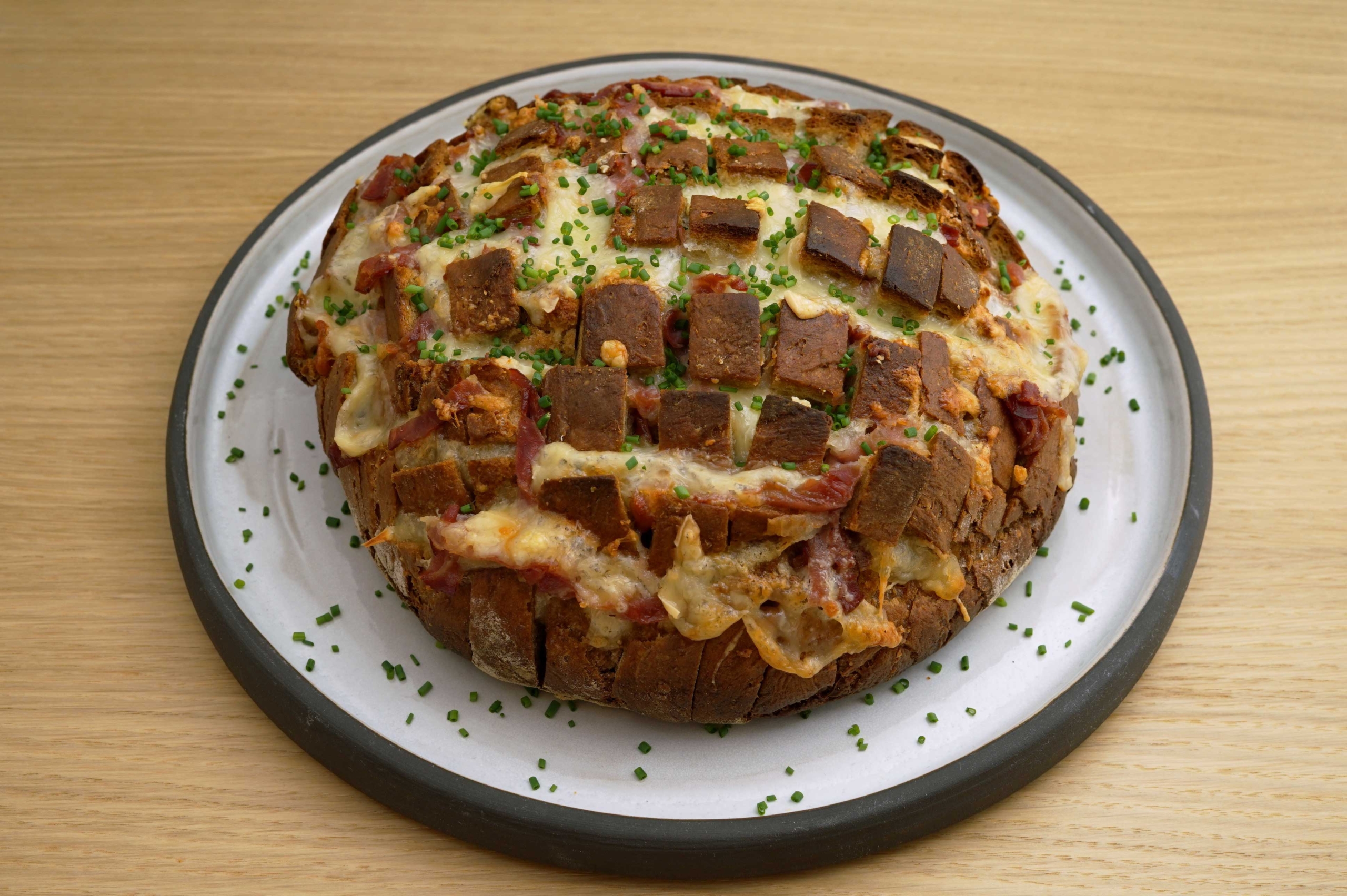 Roggen­brot gefüllt mit Schinken und Käse