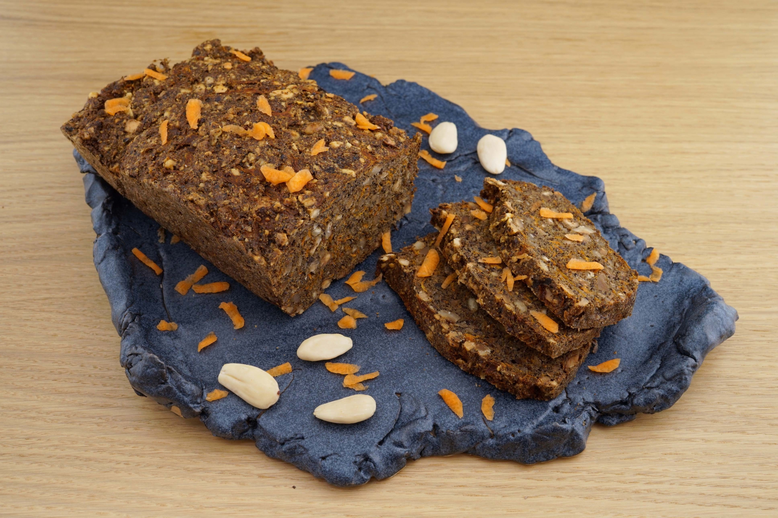 Karotten­brot mit Lein­samen- und Hanf­mehl