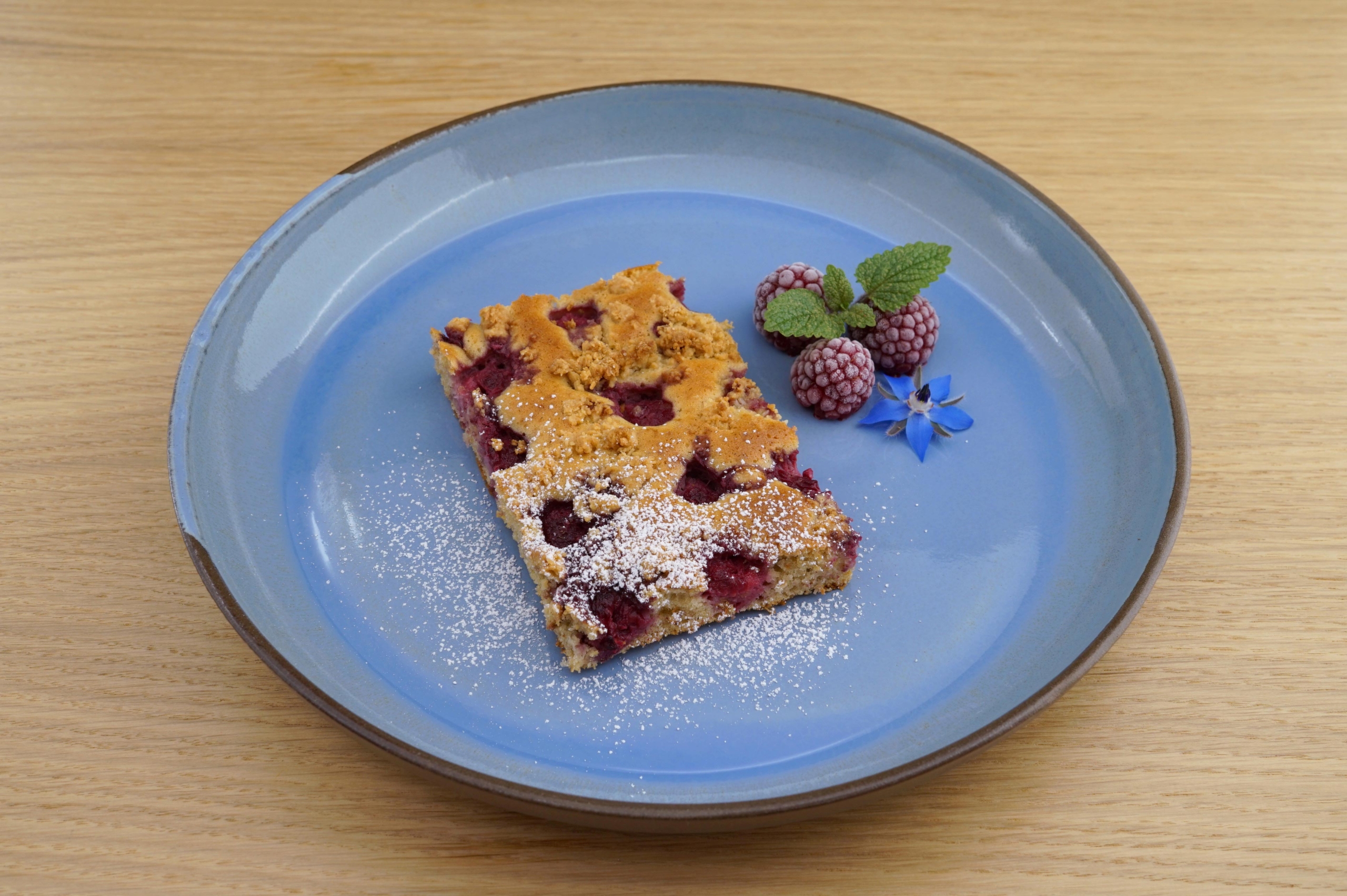 Himbeer-Streusel-Kuchen mit Trauben­kern­öl
