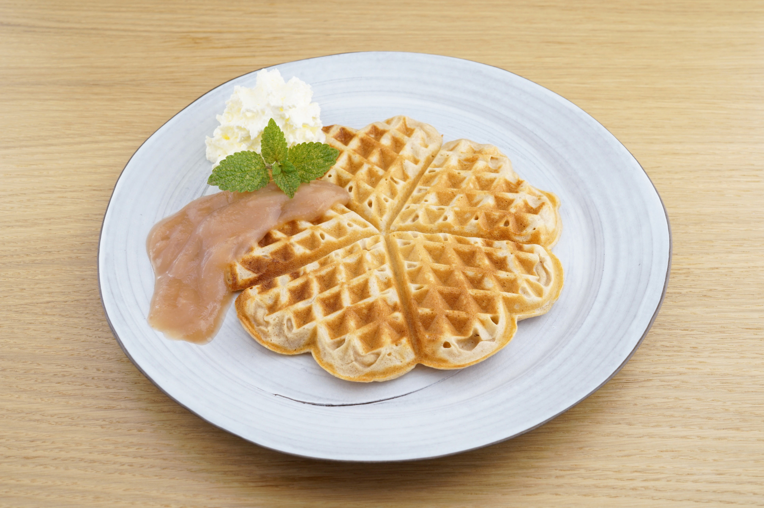 Waffel[-]teig mit Hasel[-]nuss[-]öl und Mandel[-]mehl