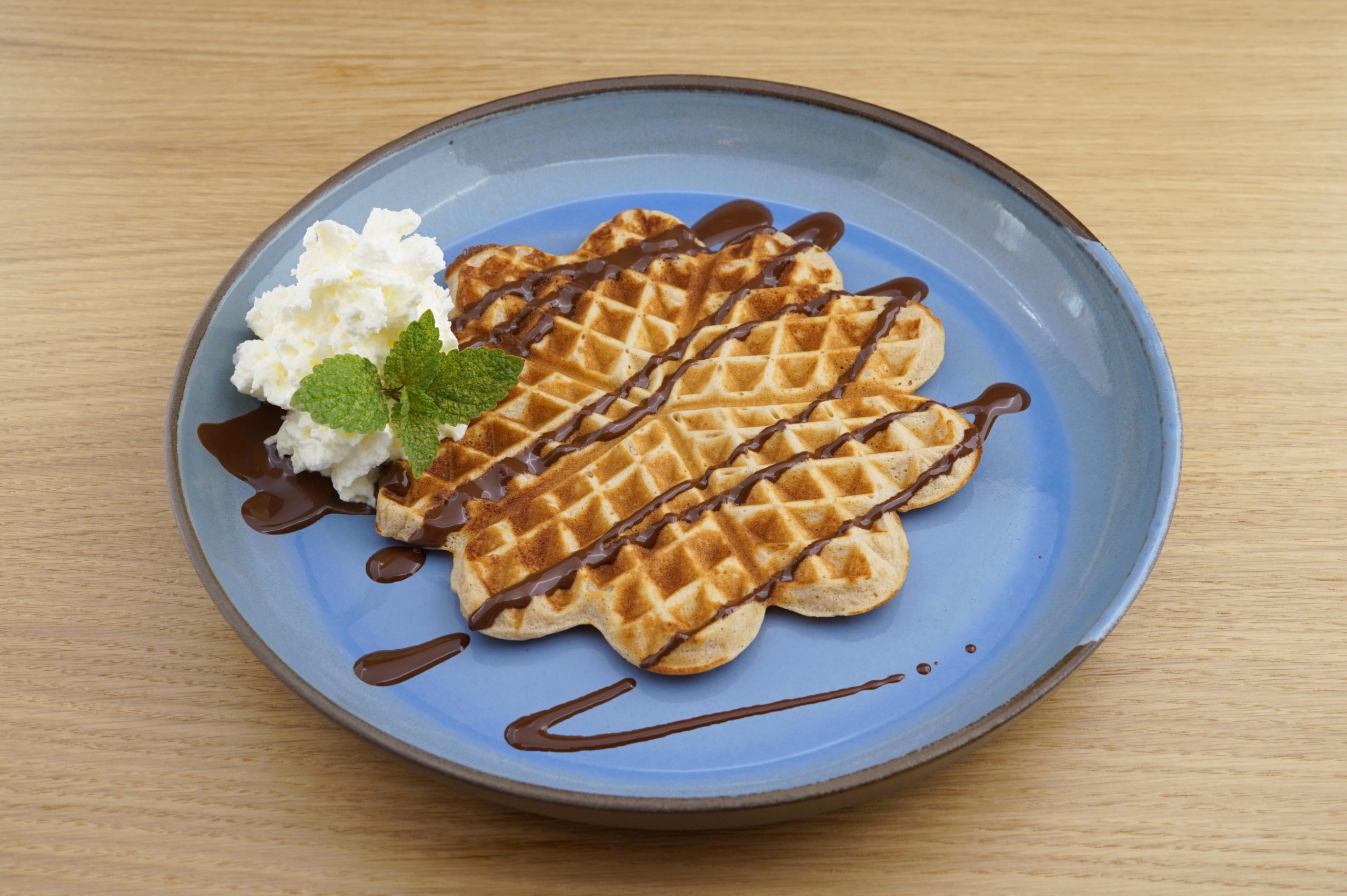 Waffel[-]teig mit Hasel[-]nuss[-]öl und Mandel[-]mehl