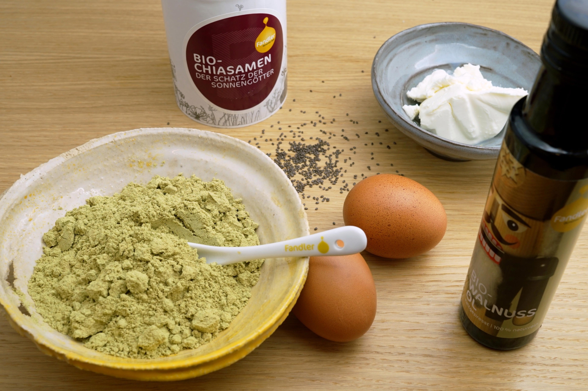 Zutaten für ein gesundes Rezept mit Chiasamen, Eiern und Walnussöl