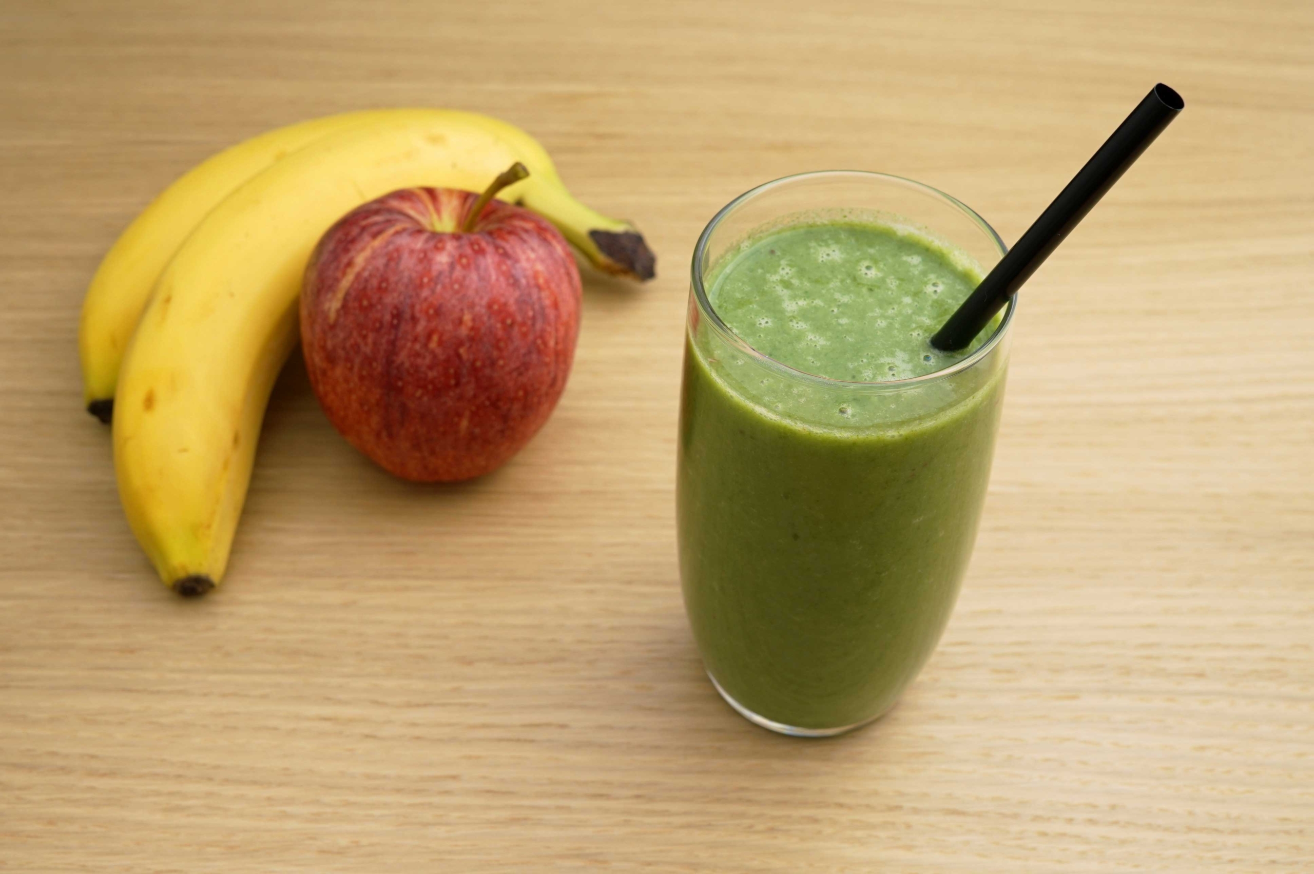 Grüner Smoothie mit Camelinaöl