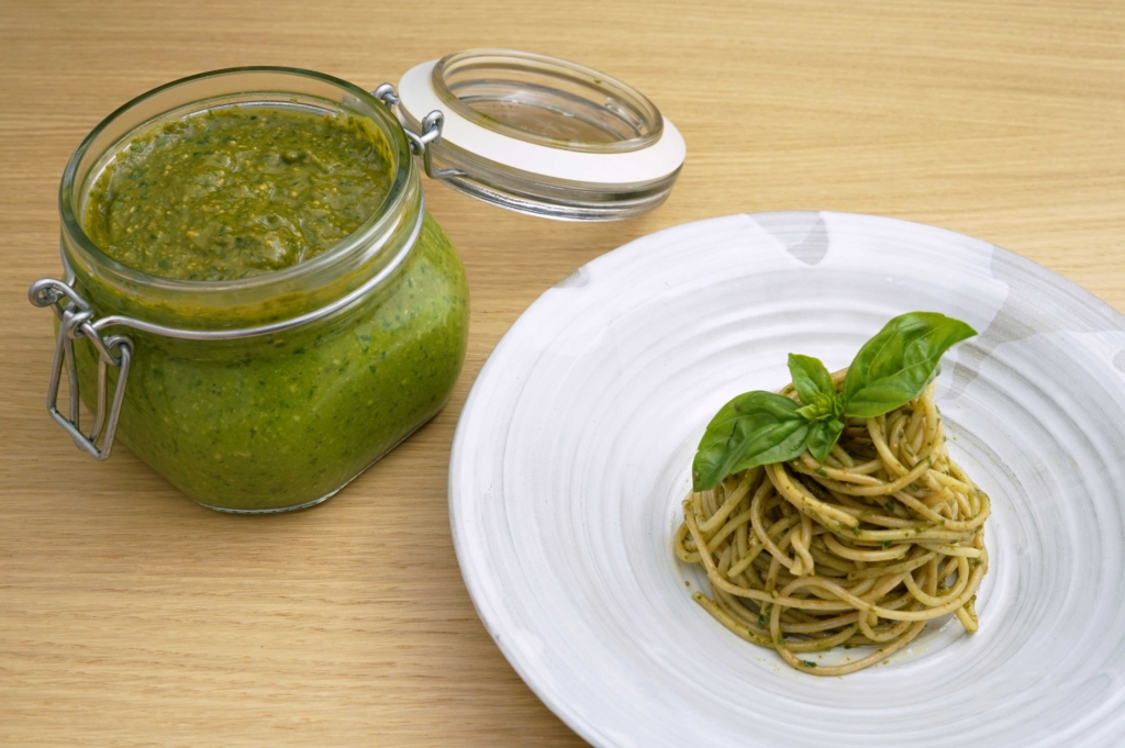 Basilikum[-]pesto mit Oliven[-]öl