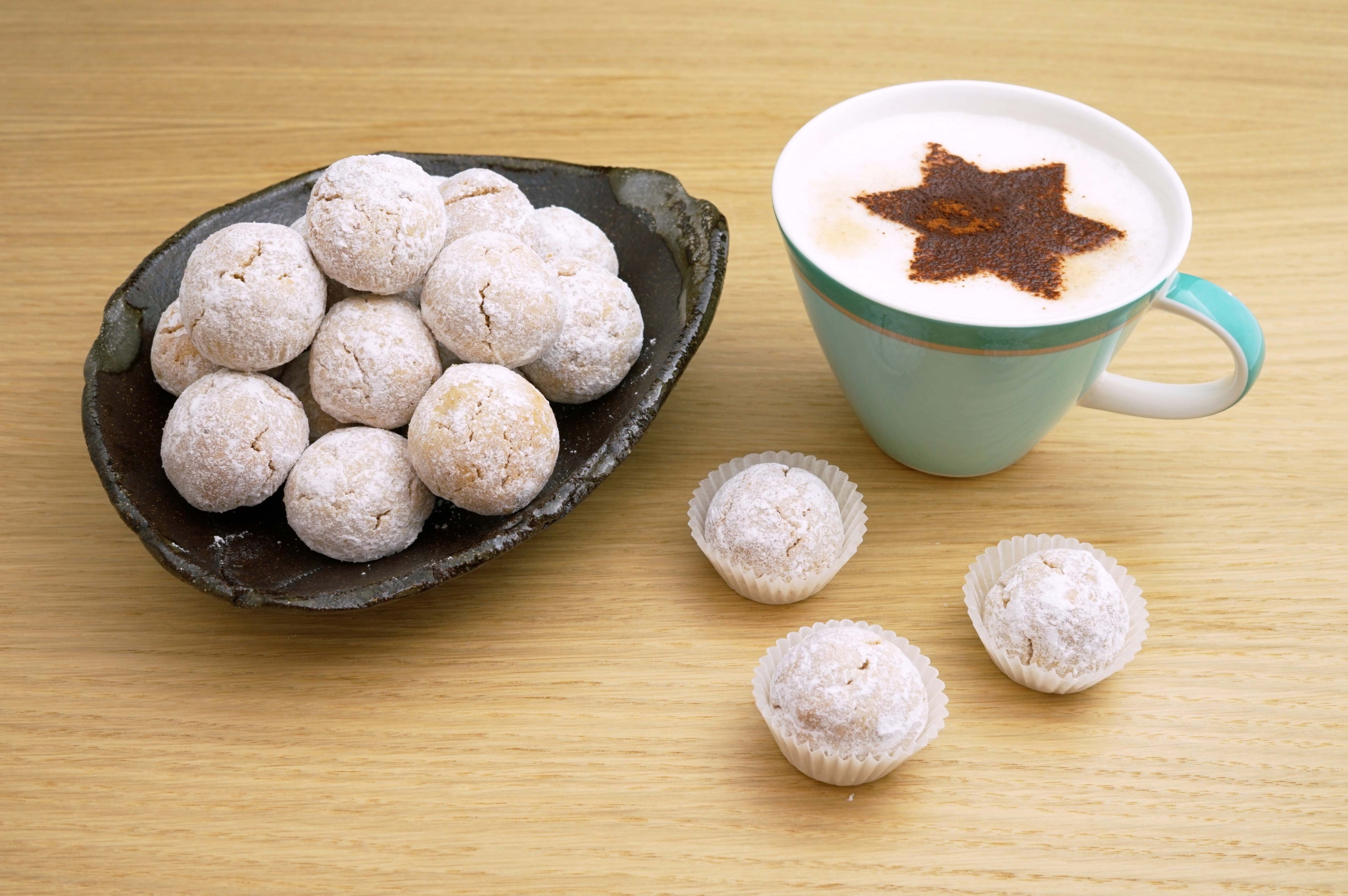 Schnee[-]bällchen