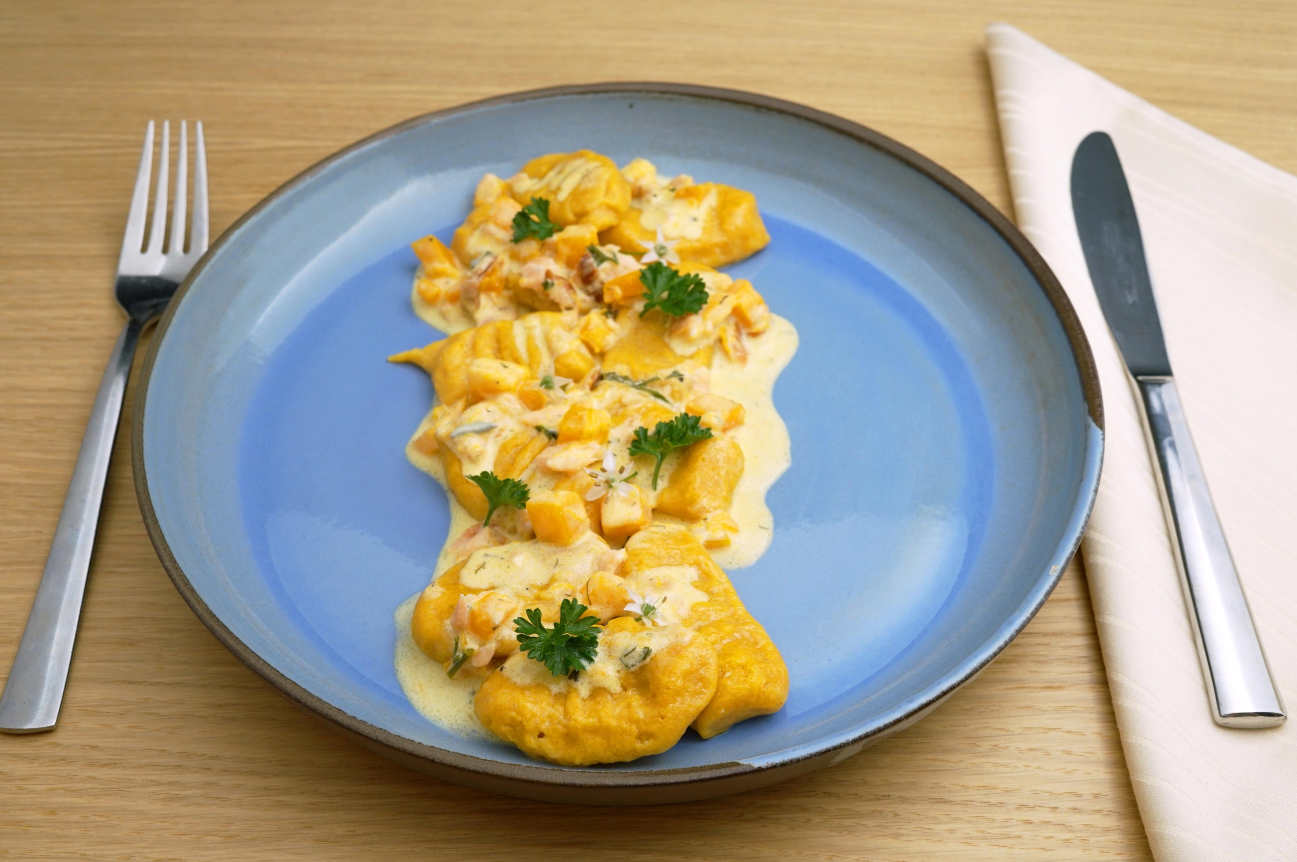 Kürbis[-]gnocchi mit Räucher[-]lachs-Kürbis[-]sauce