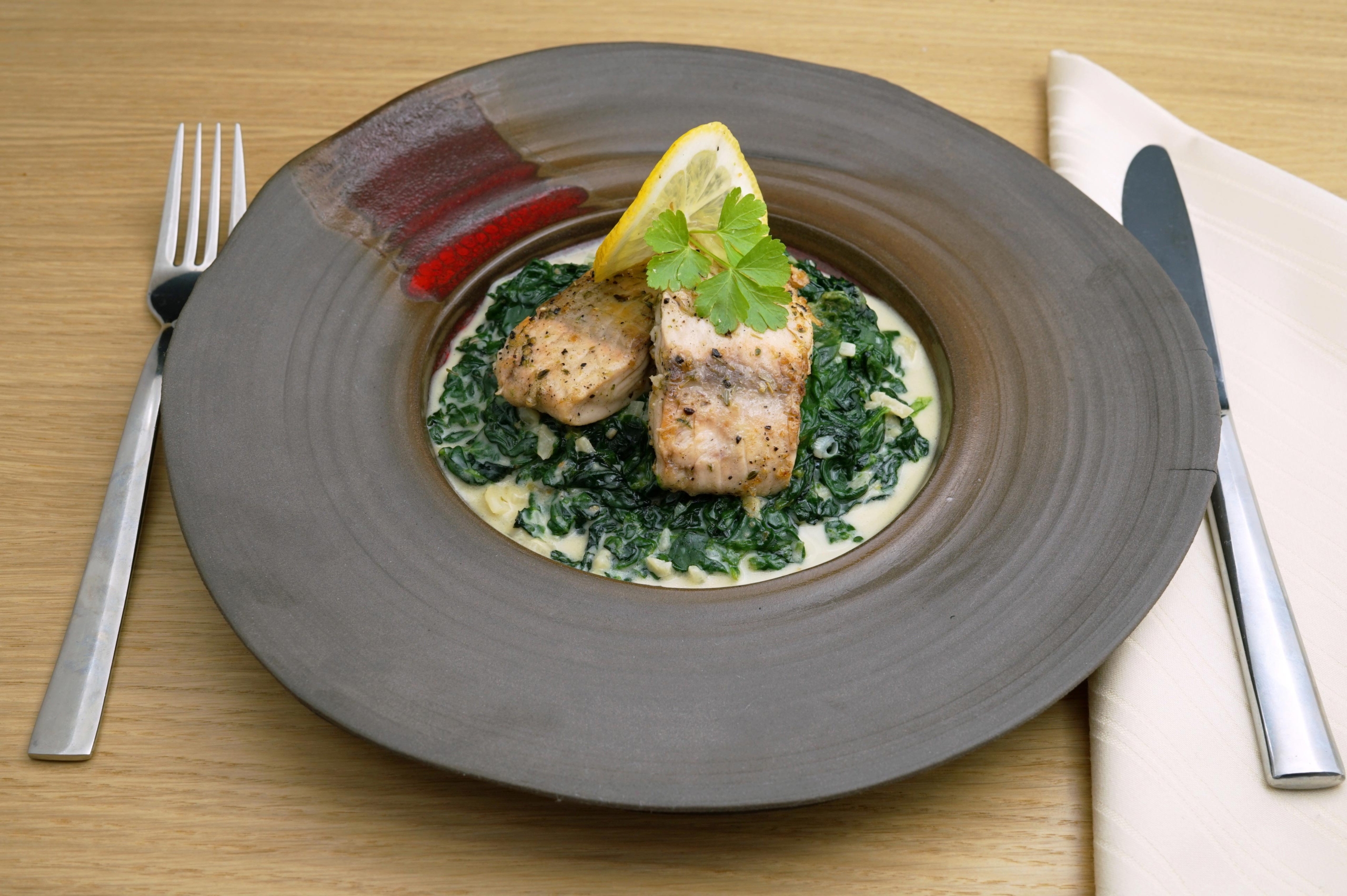 Lachs[-]filet auf Rahm[-]spinat