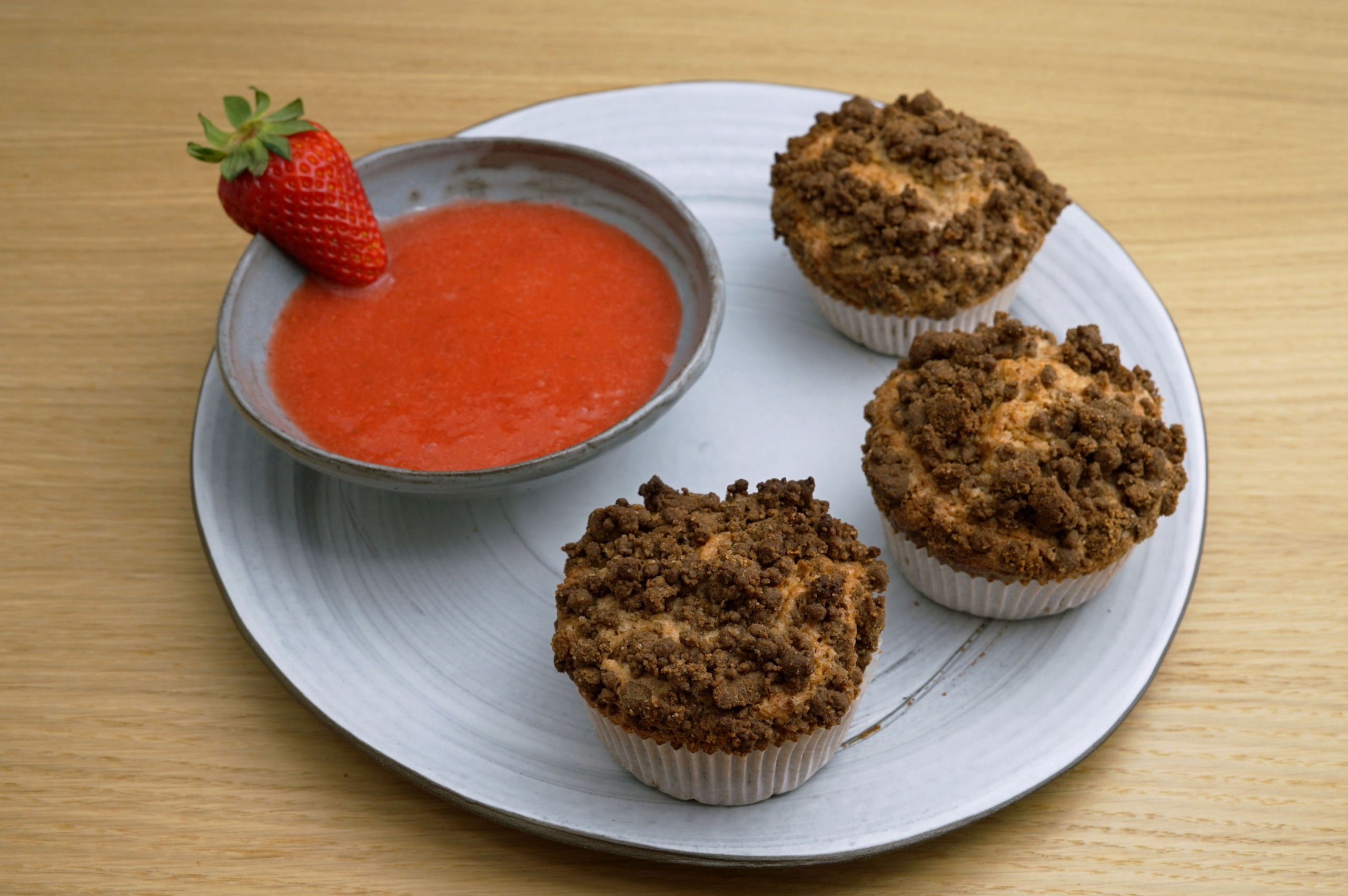 Erdbeer-Rhabarber-Streusel-Muffins mit Erdbeer­sauce