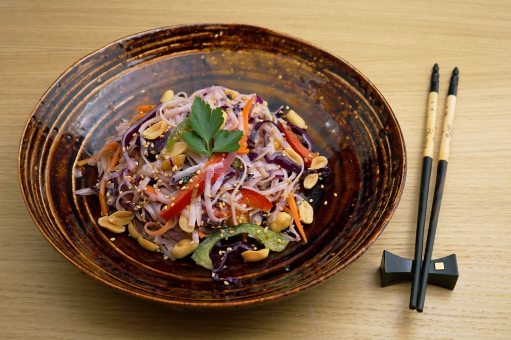 Reis[-]nudel-Gemüse-Salat mit Erdnuss-Limetten[-]dressing