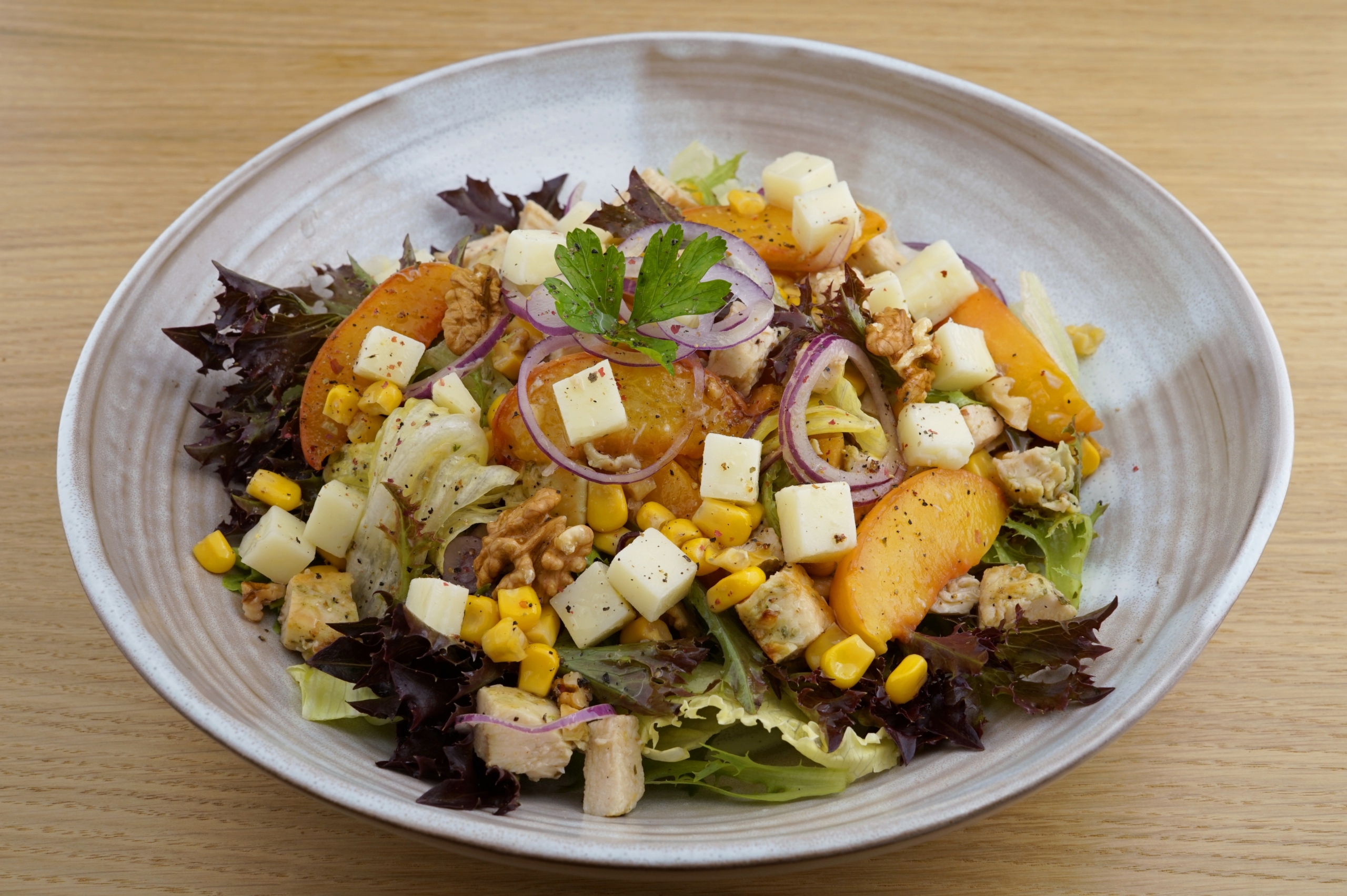 pfirsich-salat-mit-gegrilltem-basilikum-