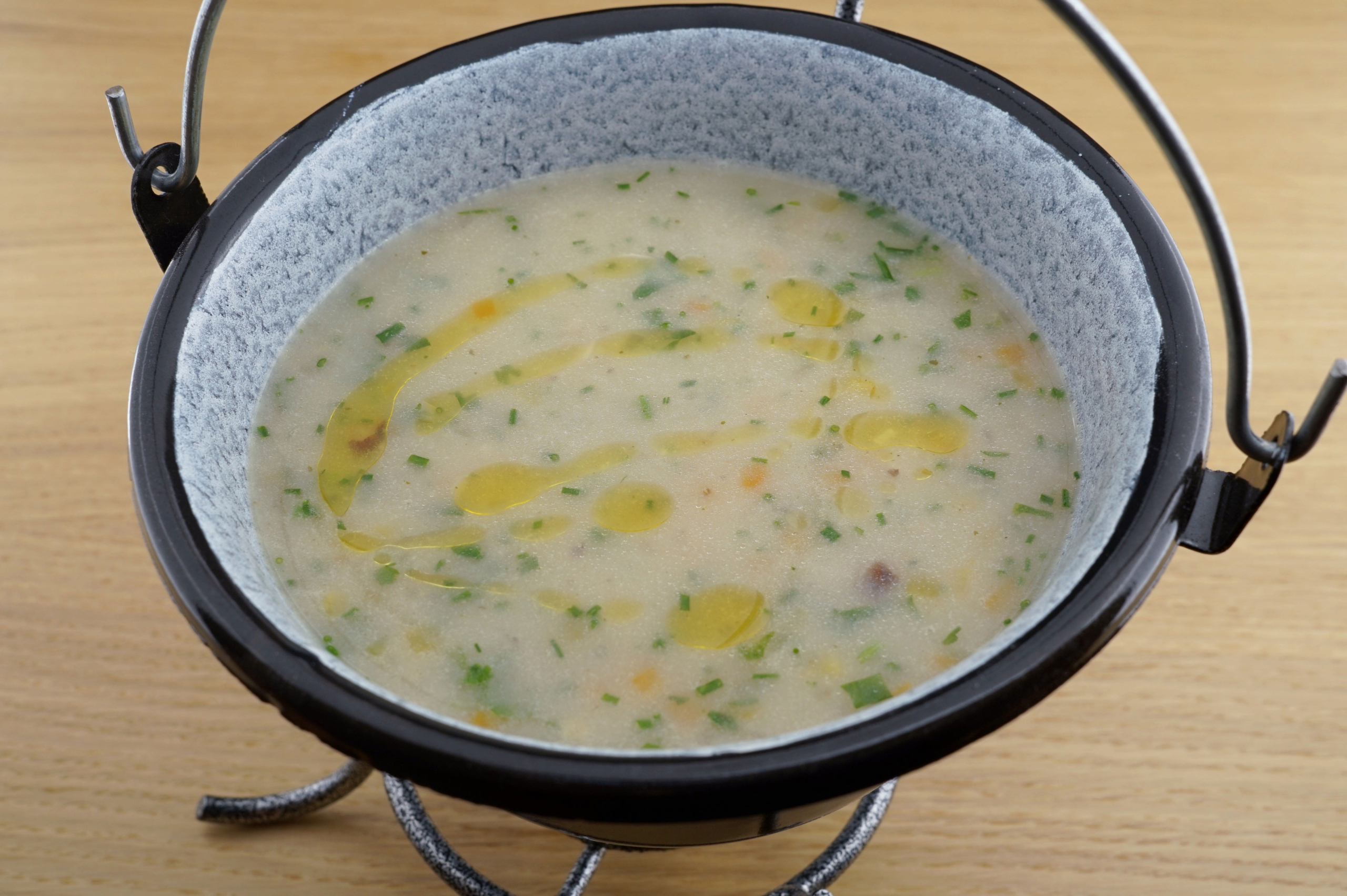 Gerstel[-]suppe mit Selch[-]fleisch und Camelina[-]öl
