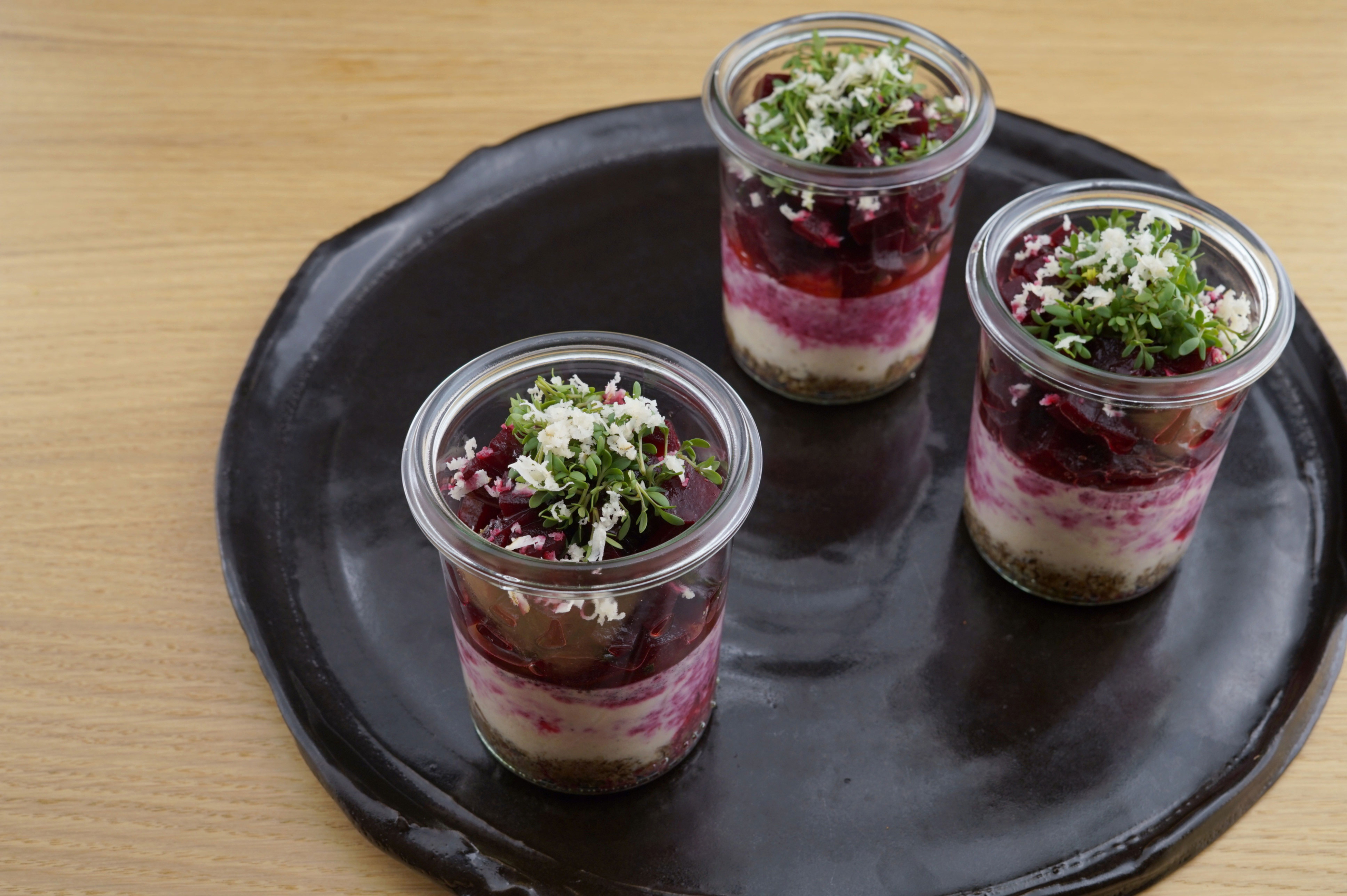 Pikanter Cheese[-]cake mit in Walnuss[-]öl marinierten Roten Rüben