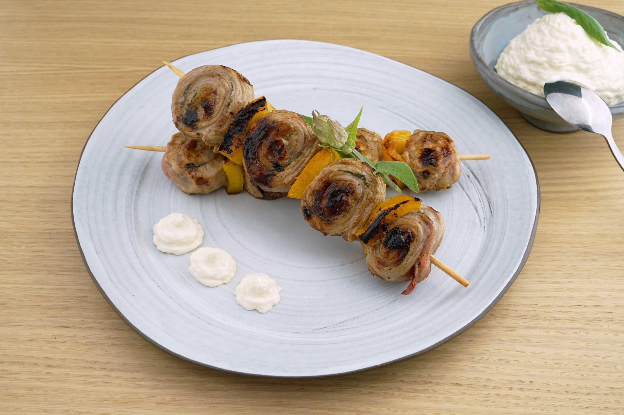 Saltimbocca-Paprika-Spieße mit Parmesansauce