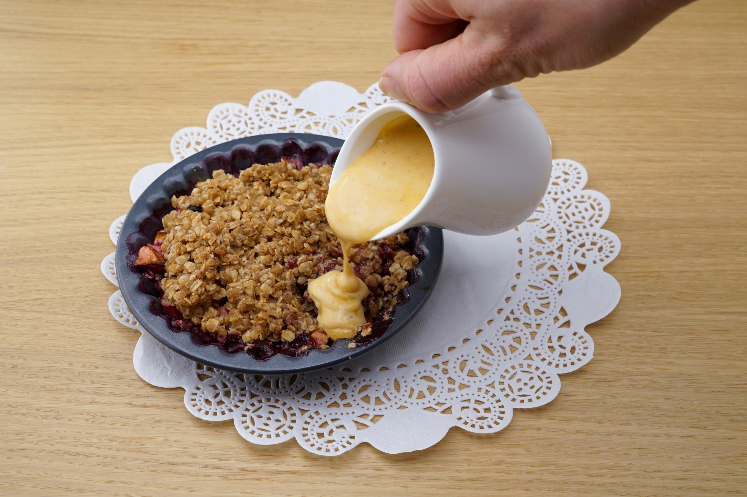 Apfel-Haselnuss-Crumble mit Macadamia-Vanillesauce