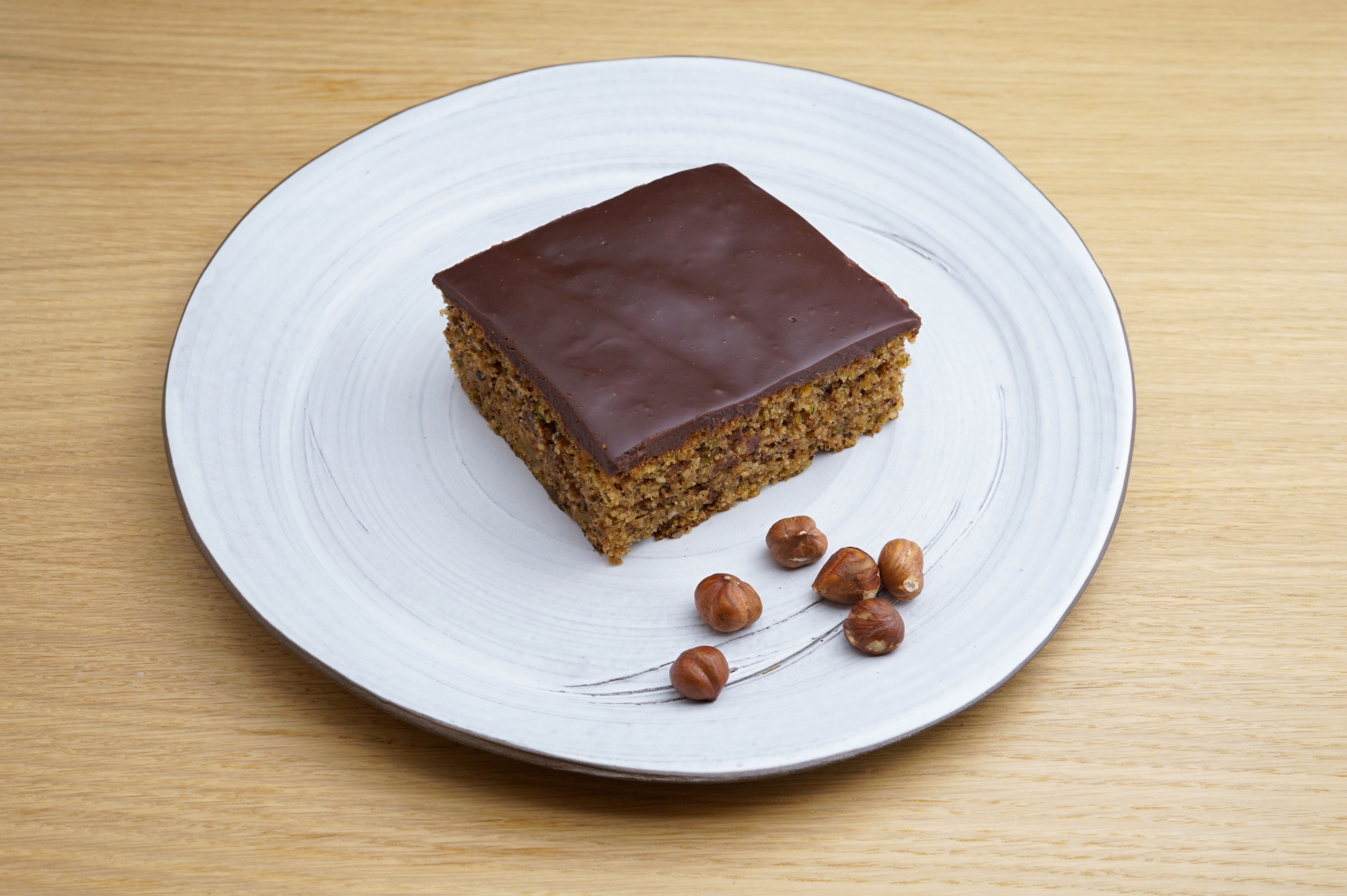 Hasel­nuss-Zucchini-Schnitten mit Schoko­lade­glasur