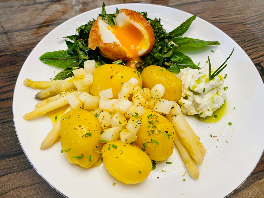 Gebackenes wachs[-]weiches Ei mit Löwen[-]zahn-Salat, Kartoffeln und Spargel by Renate Zierler