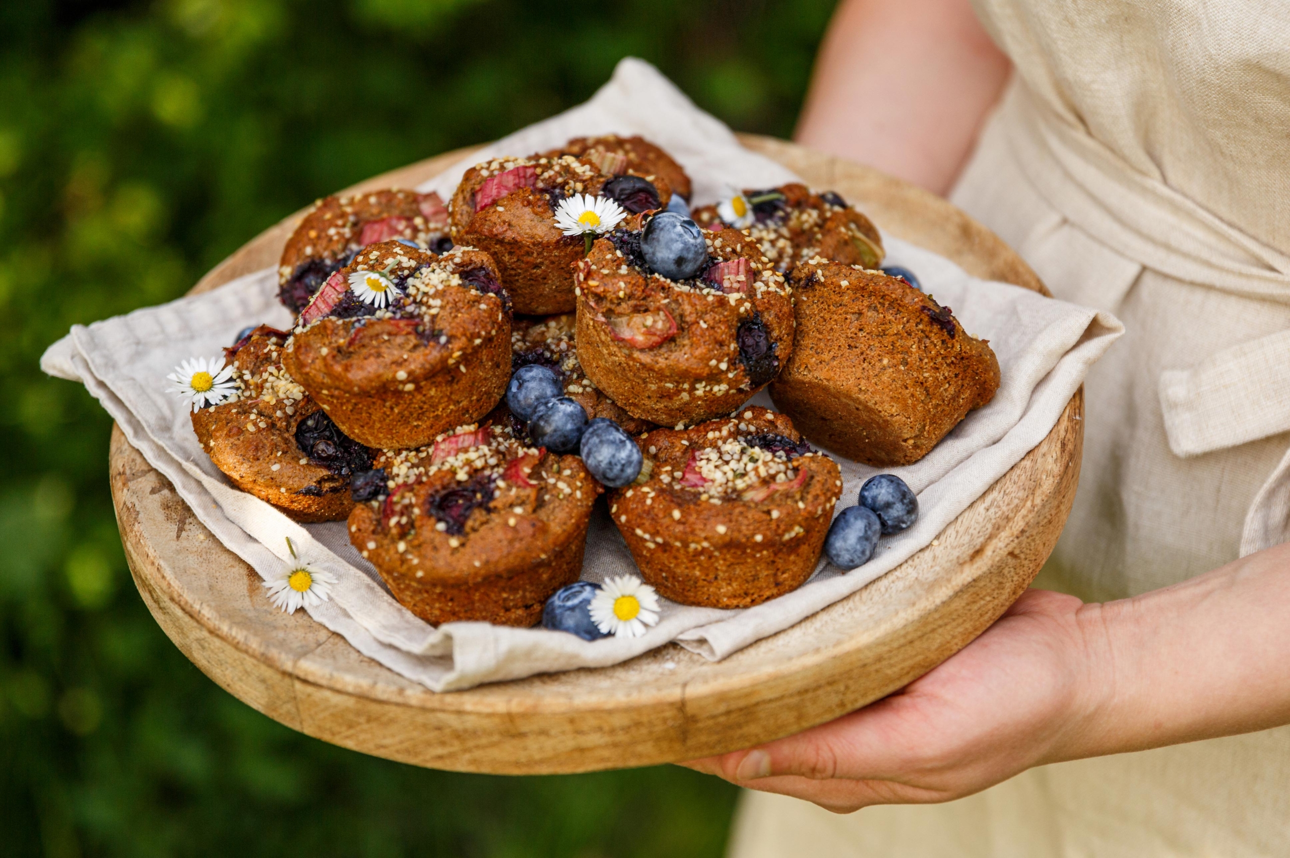Hygge-Muffins mit Rhabarber und Heidel­beeren by meinleckeresleben.com