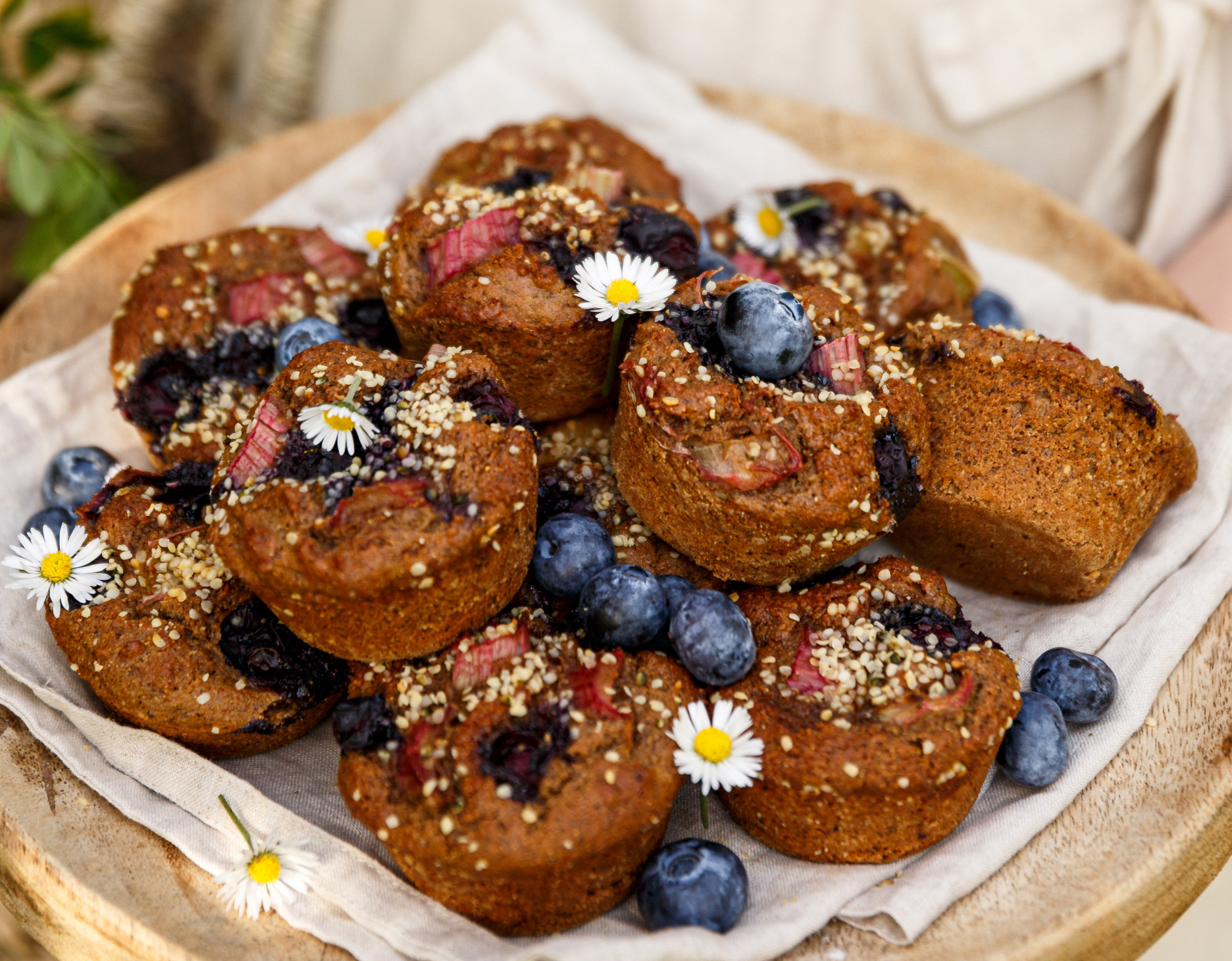 Hygge-Muffins mit Rhabarber und Heidel[-]beeren by meinleckeresleben.com