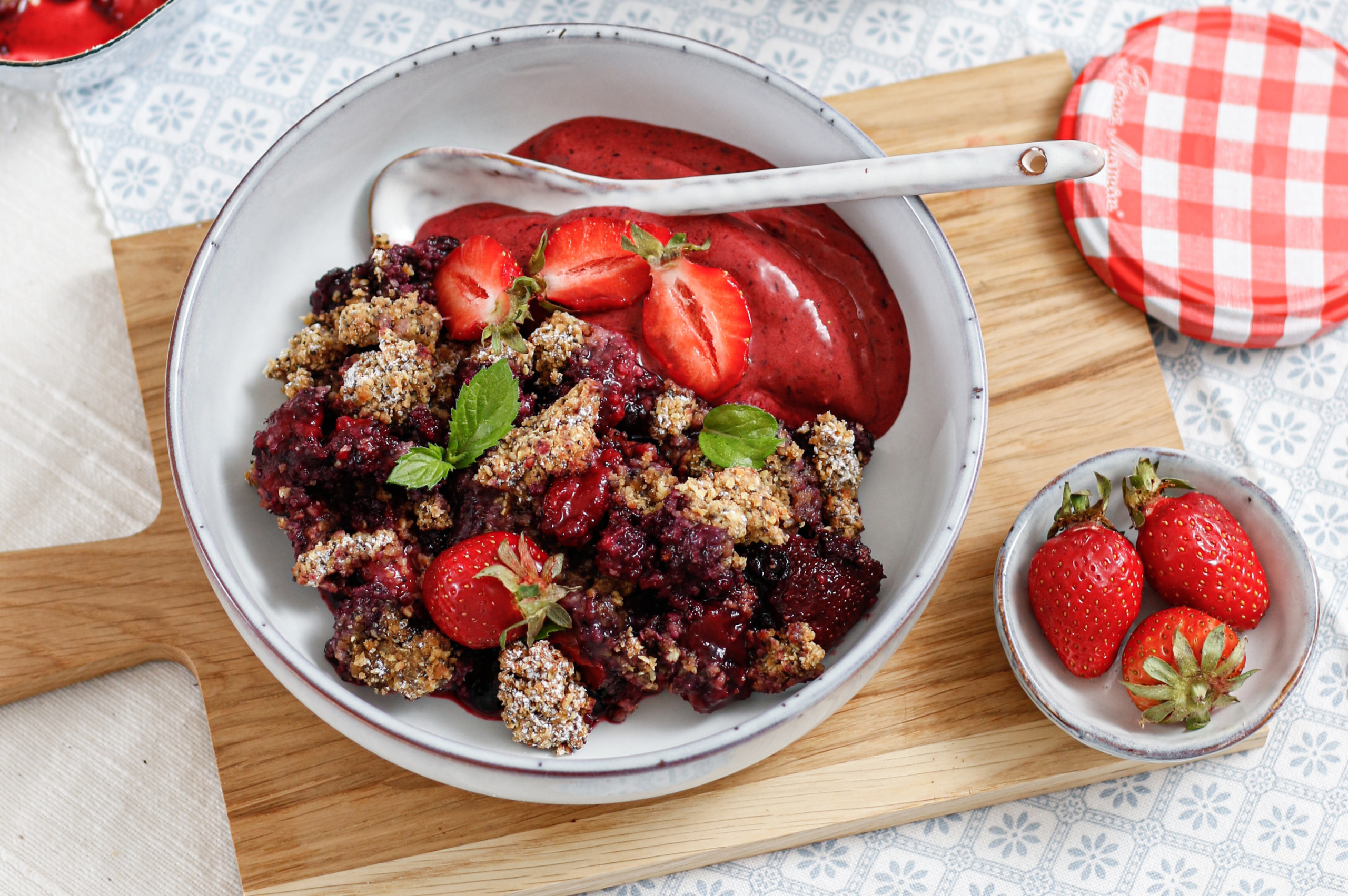 Hirse-Mohn-Crumble mit Erd[-]beeren by meinleckeresleben.com