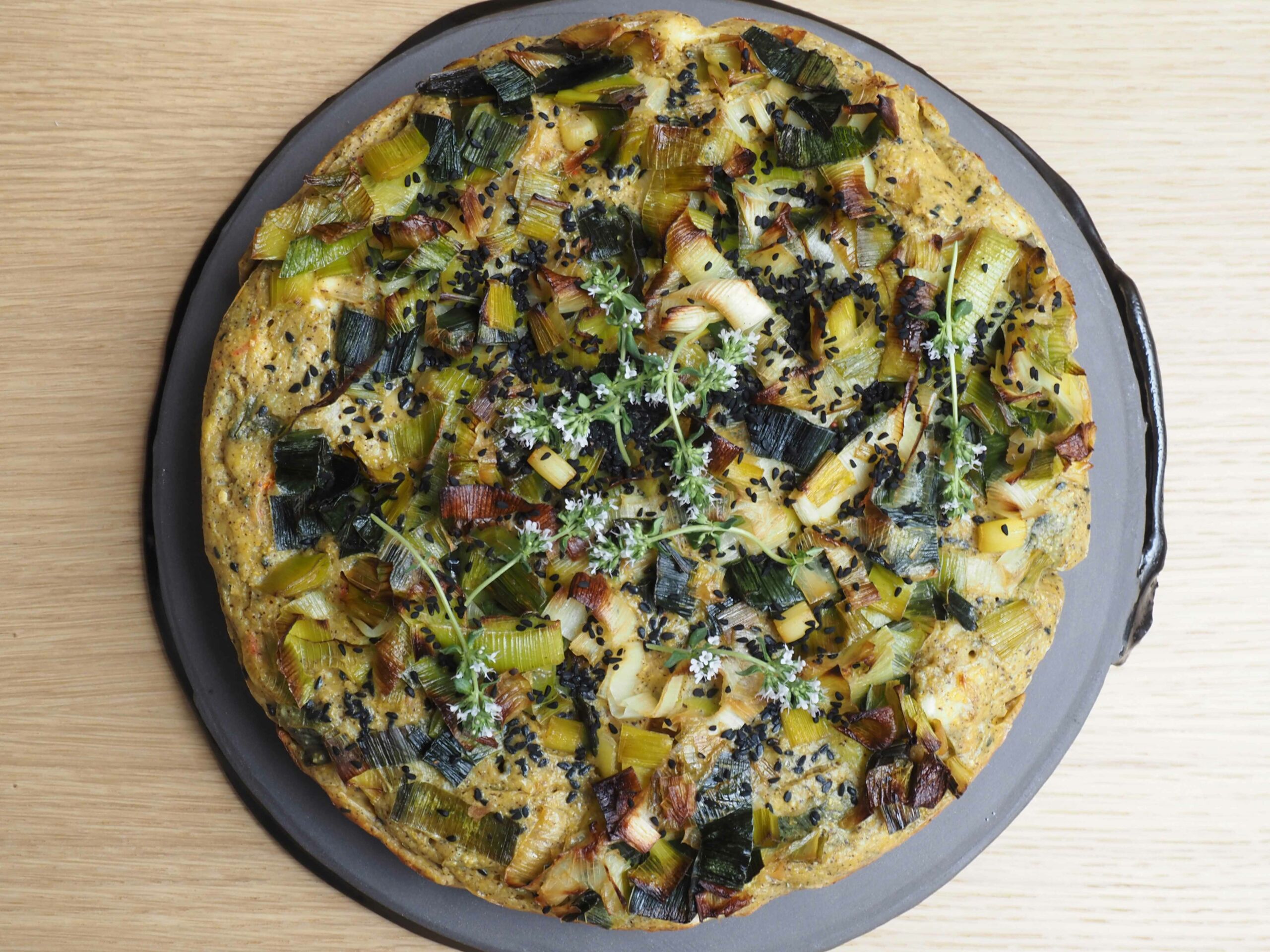 Polenta-Lauch-Kuchen mit Mandel­mehl