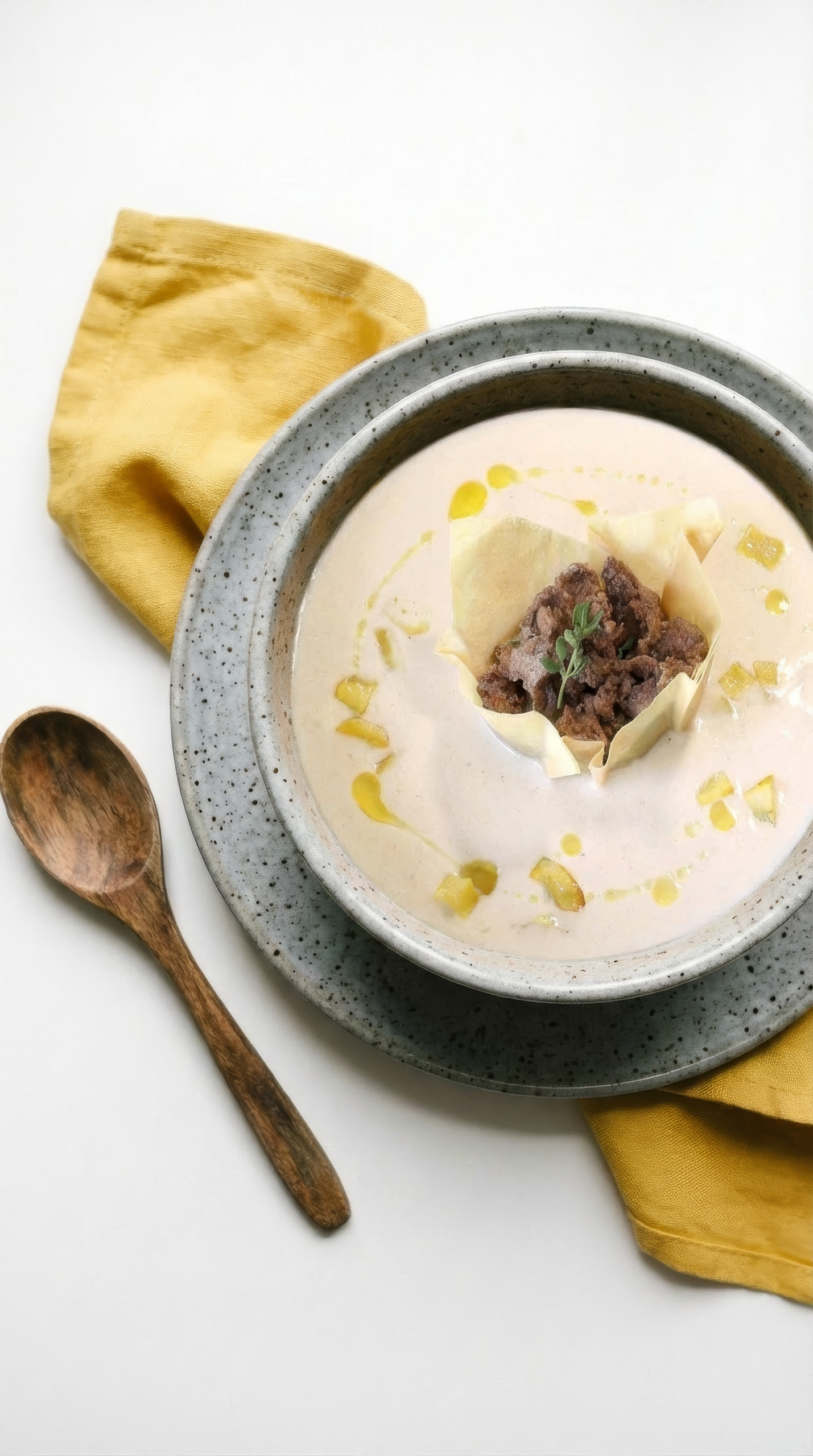 Sauerrahmsuppe mit Heidensterz & Haselnussöl – Steirische Küche neu interpretiert