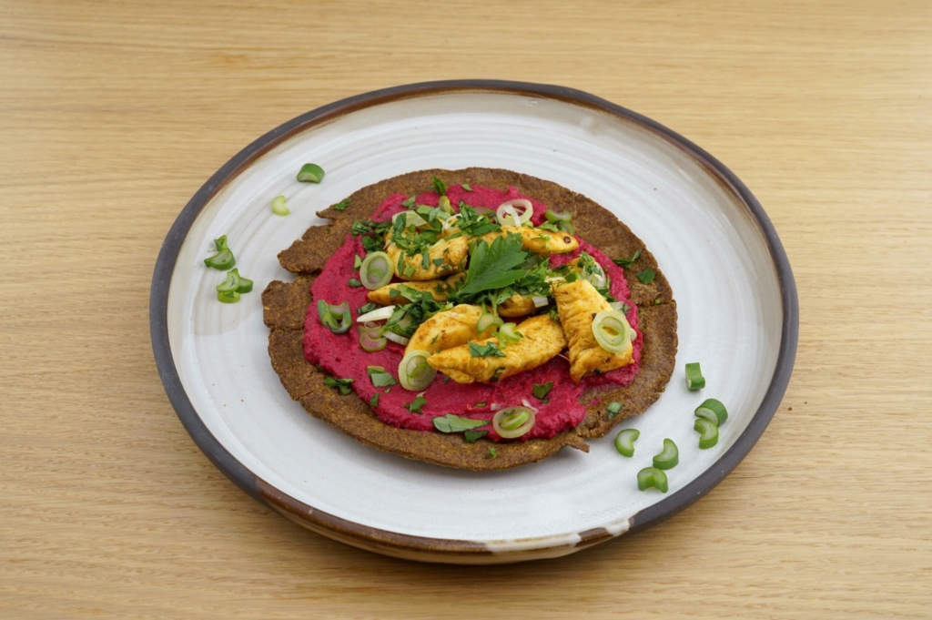 Leinsamen-Wrap mit Rote-Rüben-Hummus und Harissa-Hühnchen