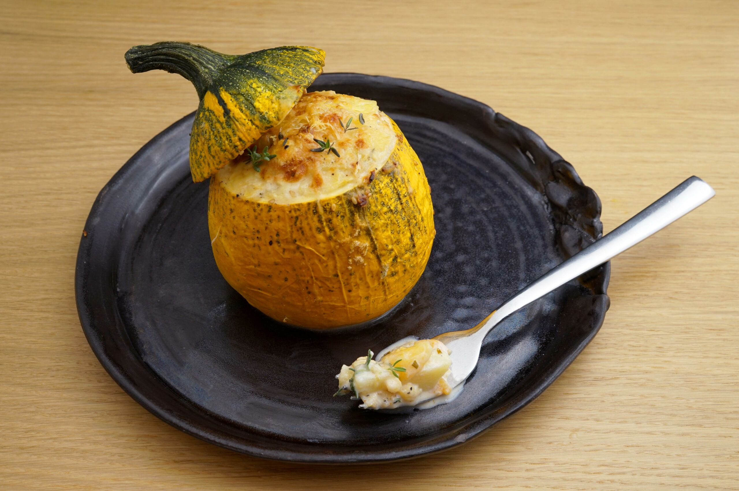 Zucchini mit Pfirsich-Fülle und Sesamöl