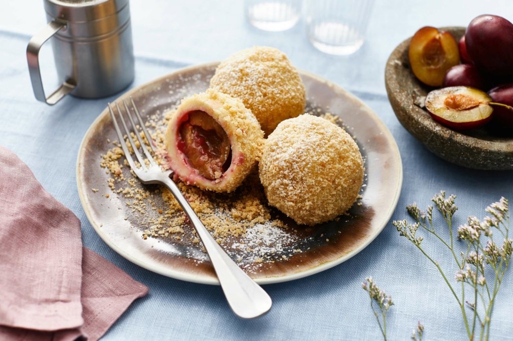 Zwetschkenknödel mit Kartoffelteig mit Zwetschkenkernöl