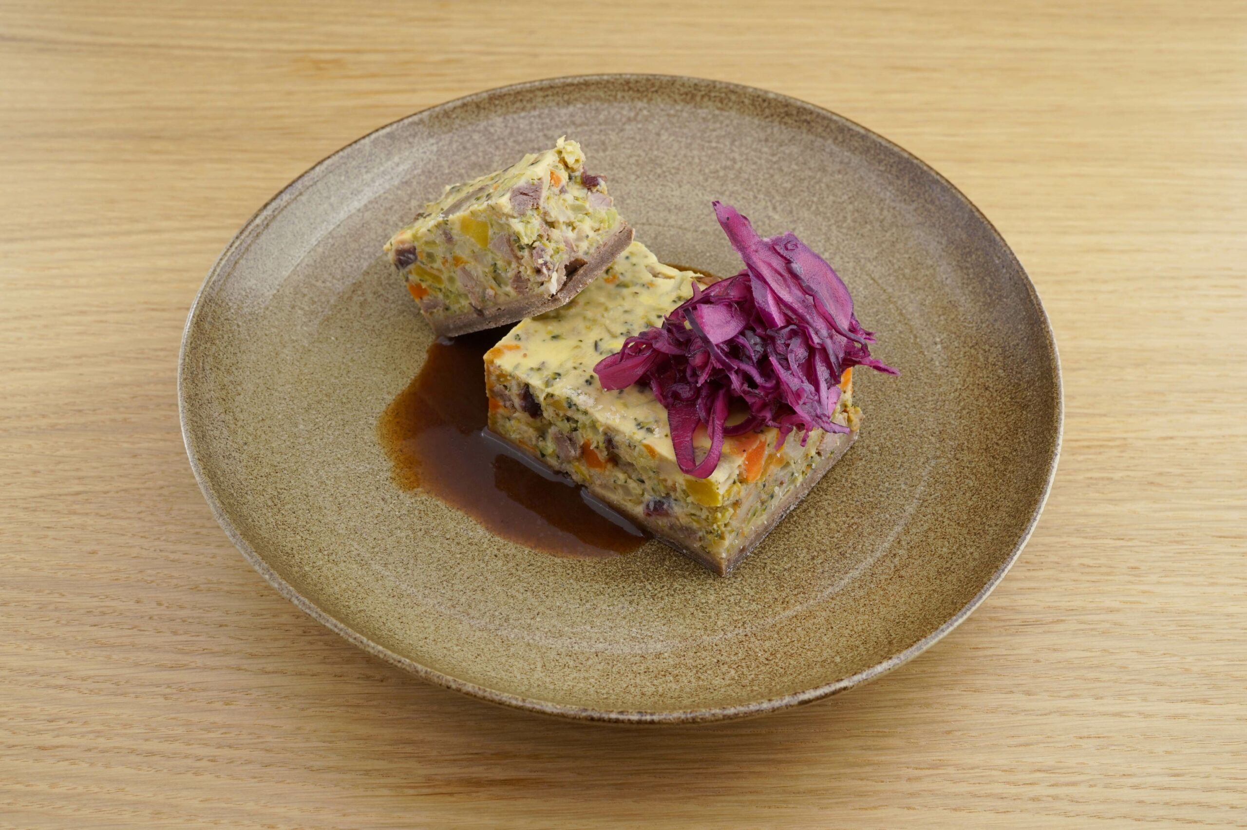 Wildquiche mit Brokkoli und Cranberries, dazu Rotkrautsalat und Wildjus