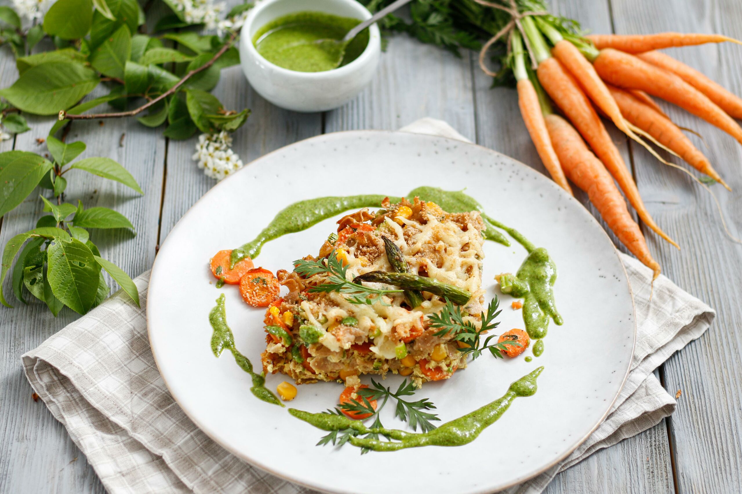 Überbackene Gemüse­fleckerl mit Karotten­grün-Haselnuss-Pesto