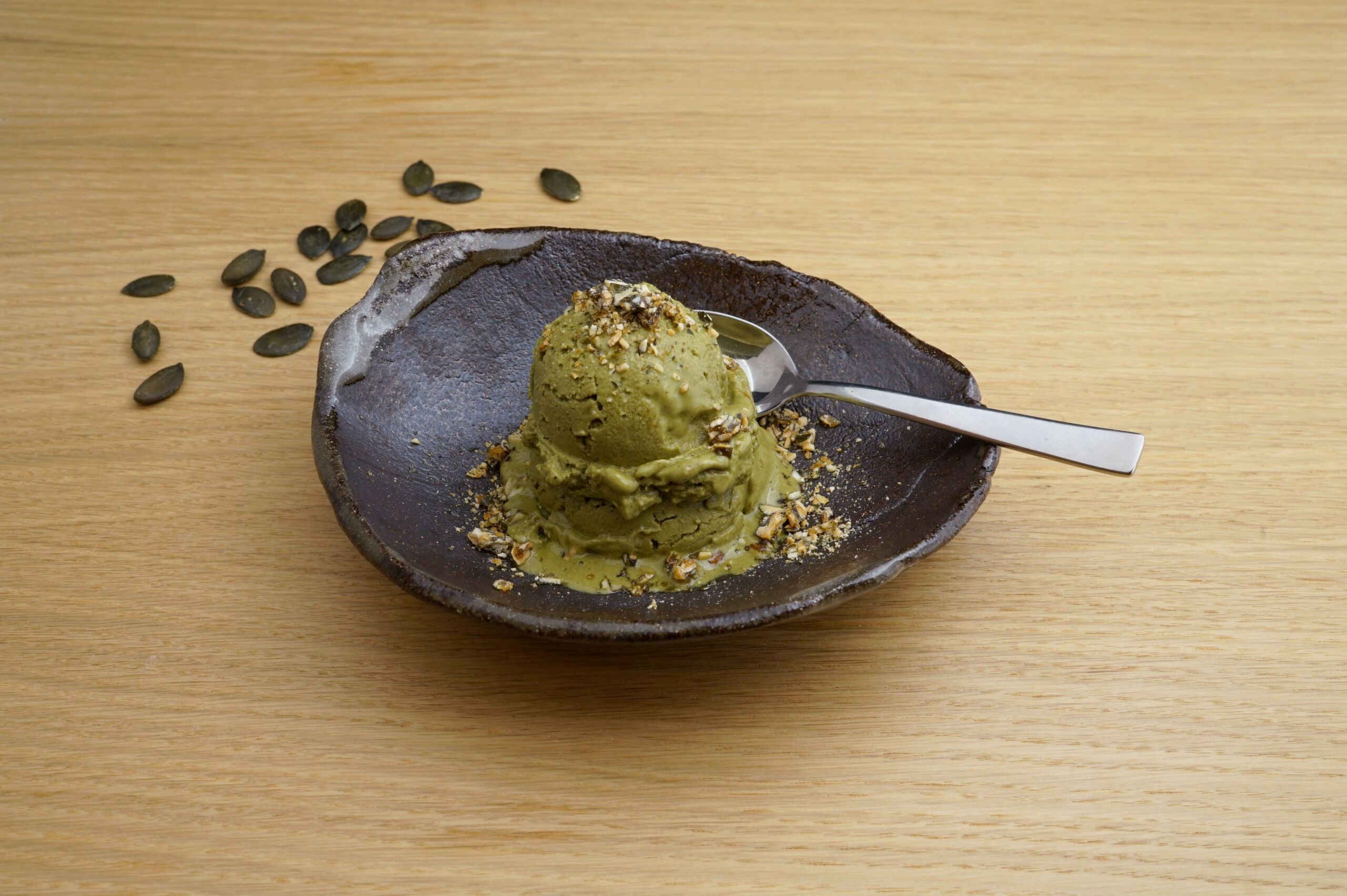 Veganes Kürbis[-]kern[-]eis mit Kürbiskern-Krokant