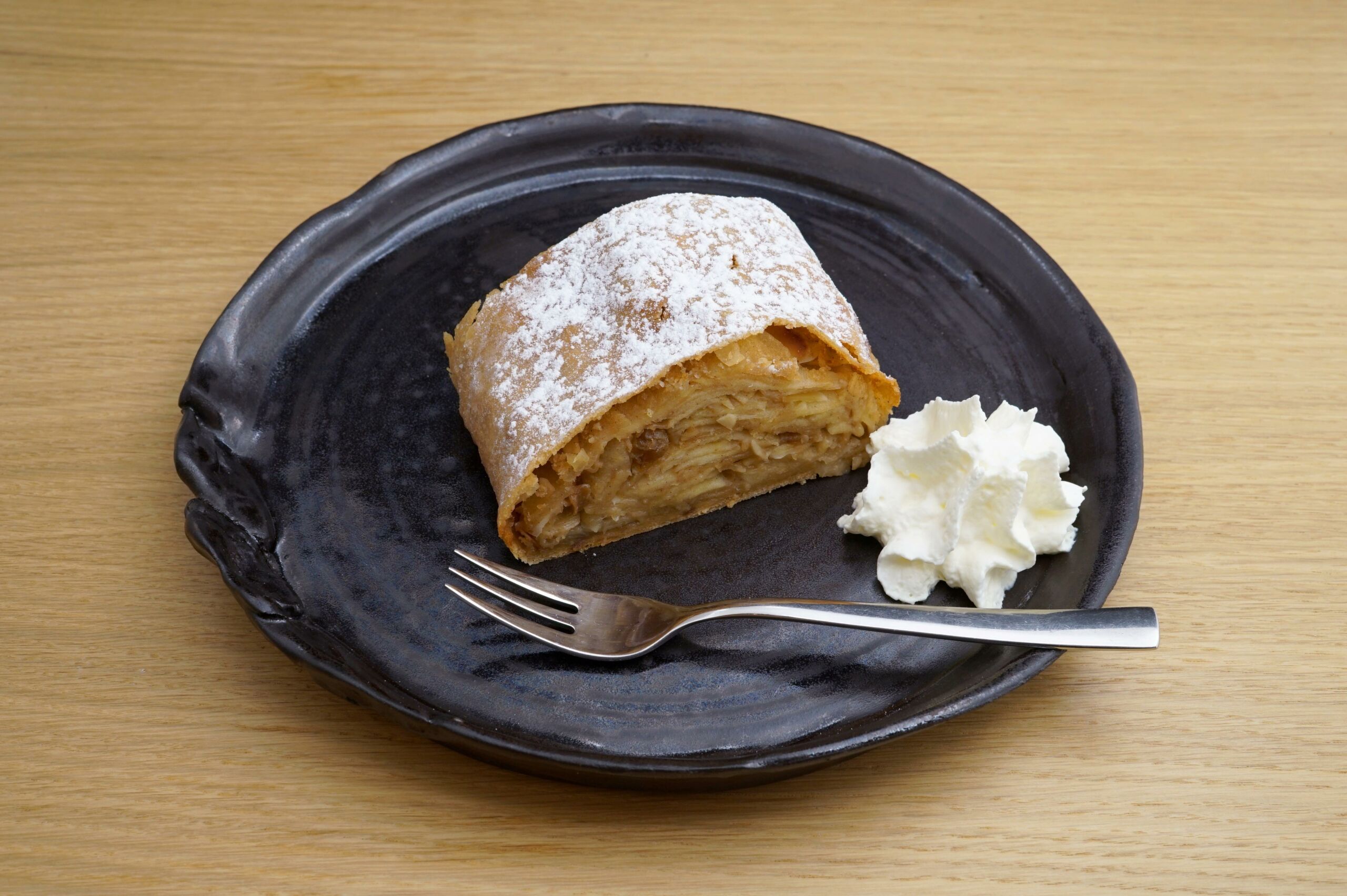 Apfel­strudel mit Mandel­mehl