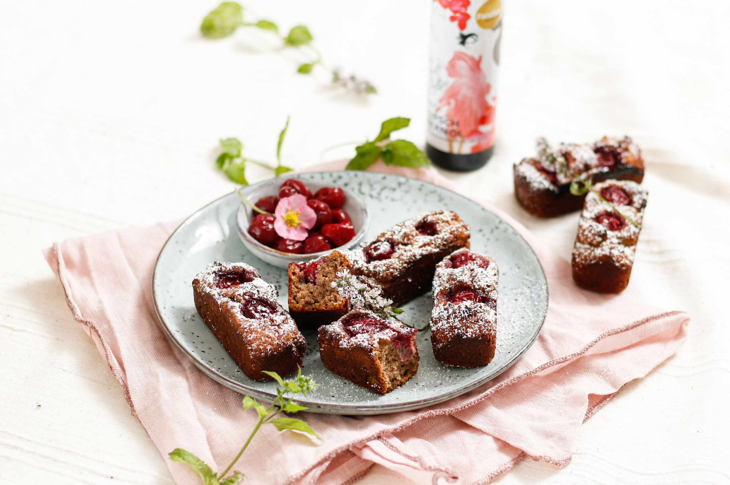 Haselnuss-Kirsch-Financiers mit Kirsch[-]kernöl