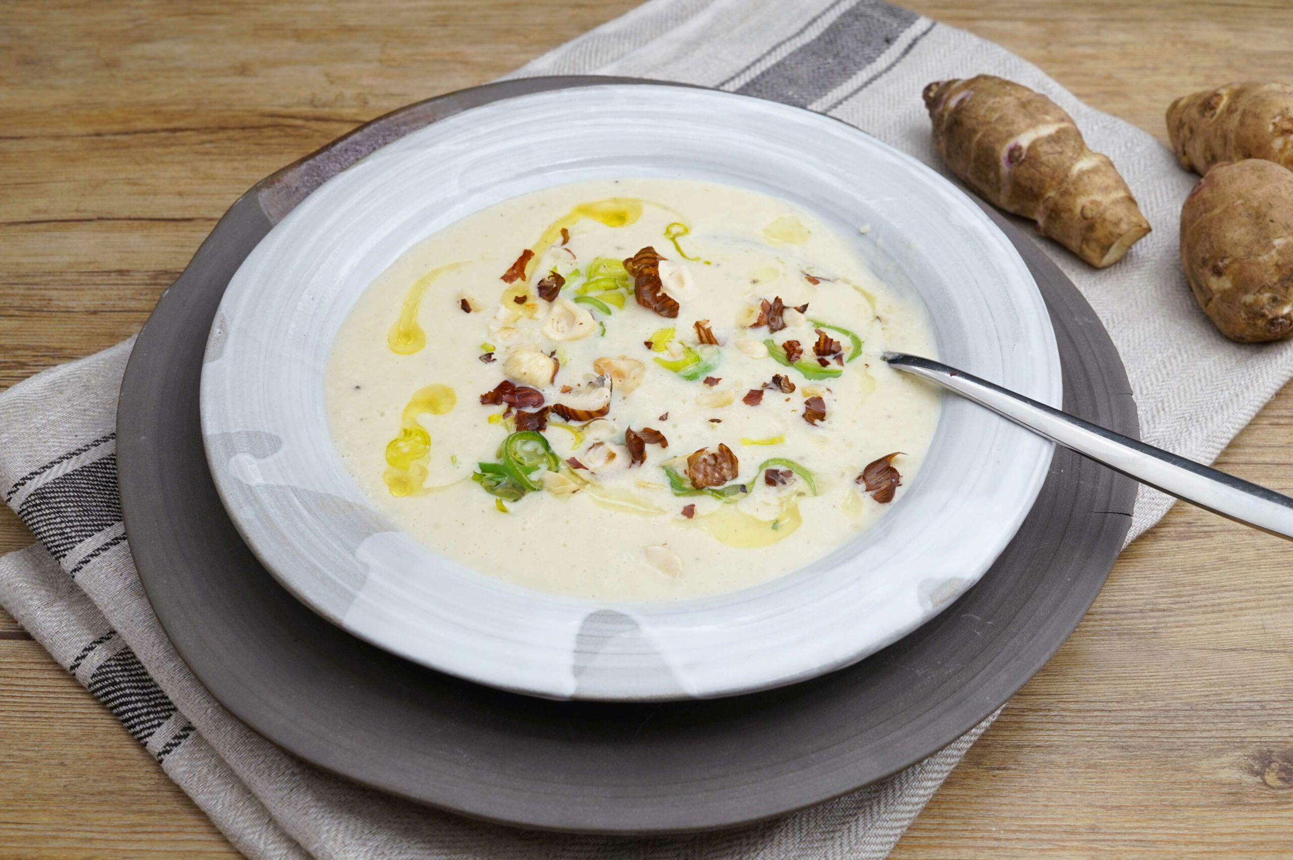 Topinambur-Suppe mit Haselnussöl