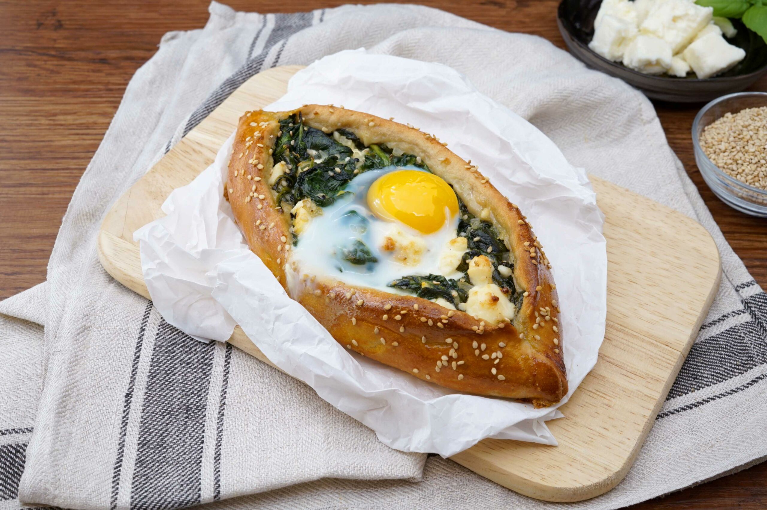 Pide mit Spinat, Schafkäse und Camelinaöl