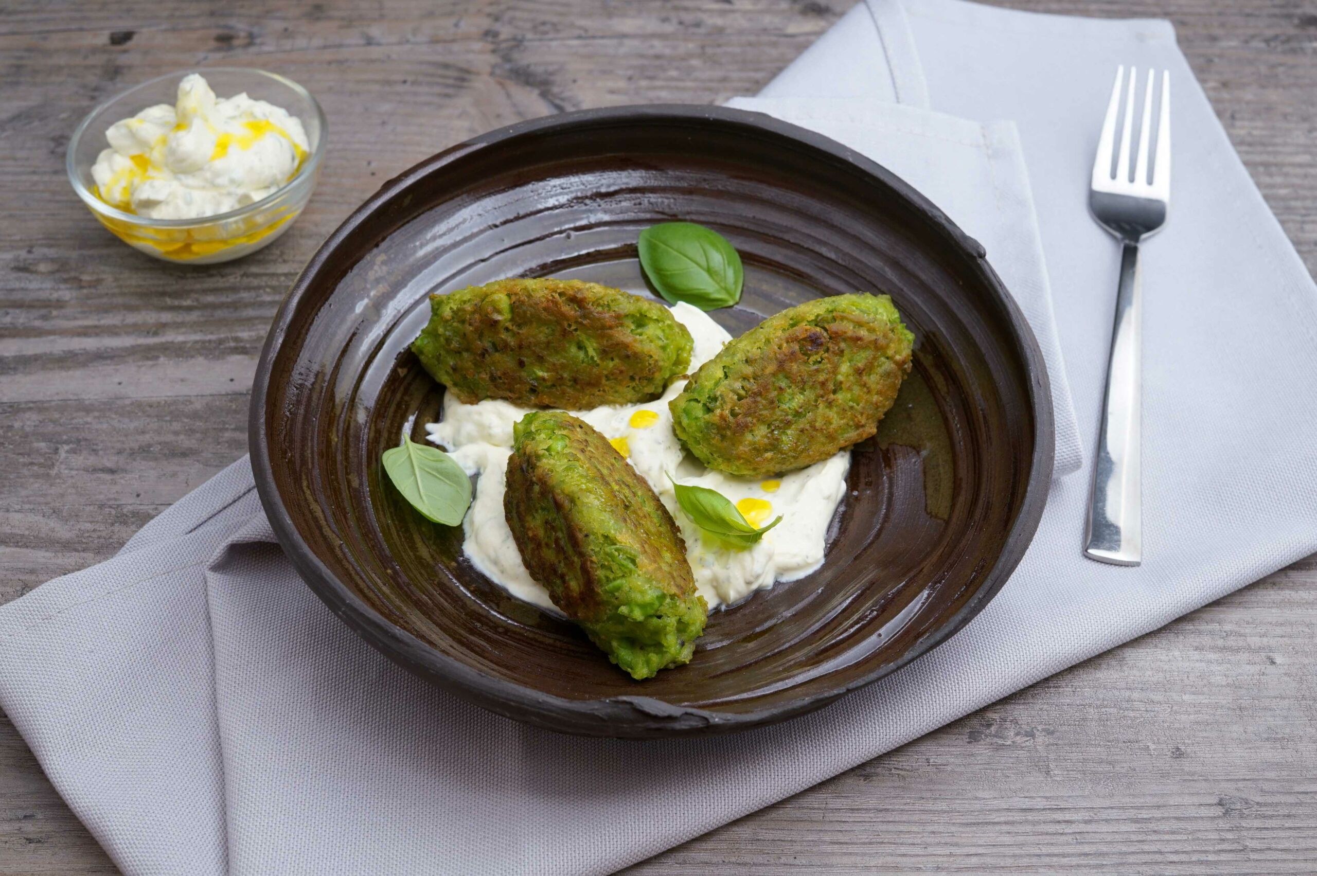 Erbsen-Nockerl mit Kräutersauce und Rapsöl