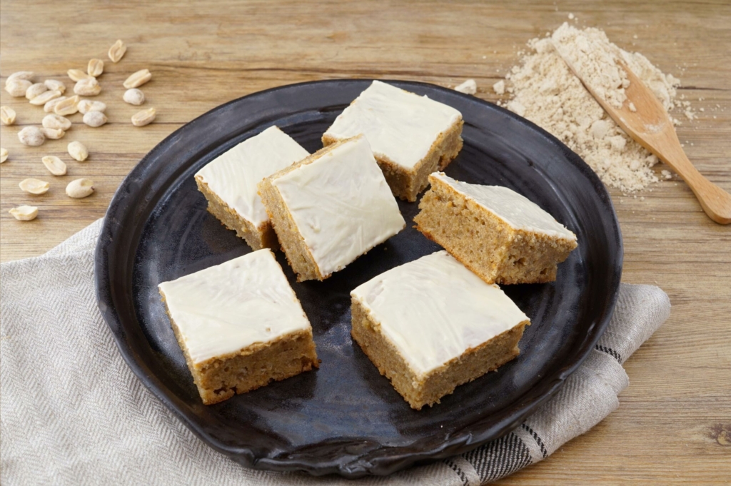 Erdnuss-Blondies mit Erdnussmehl
