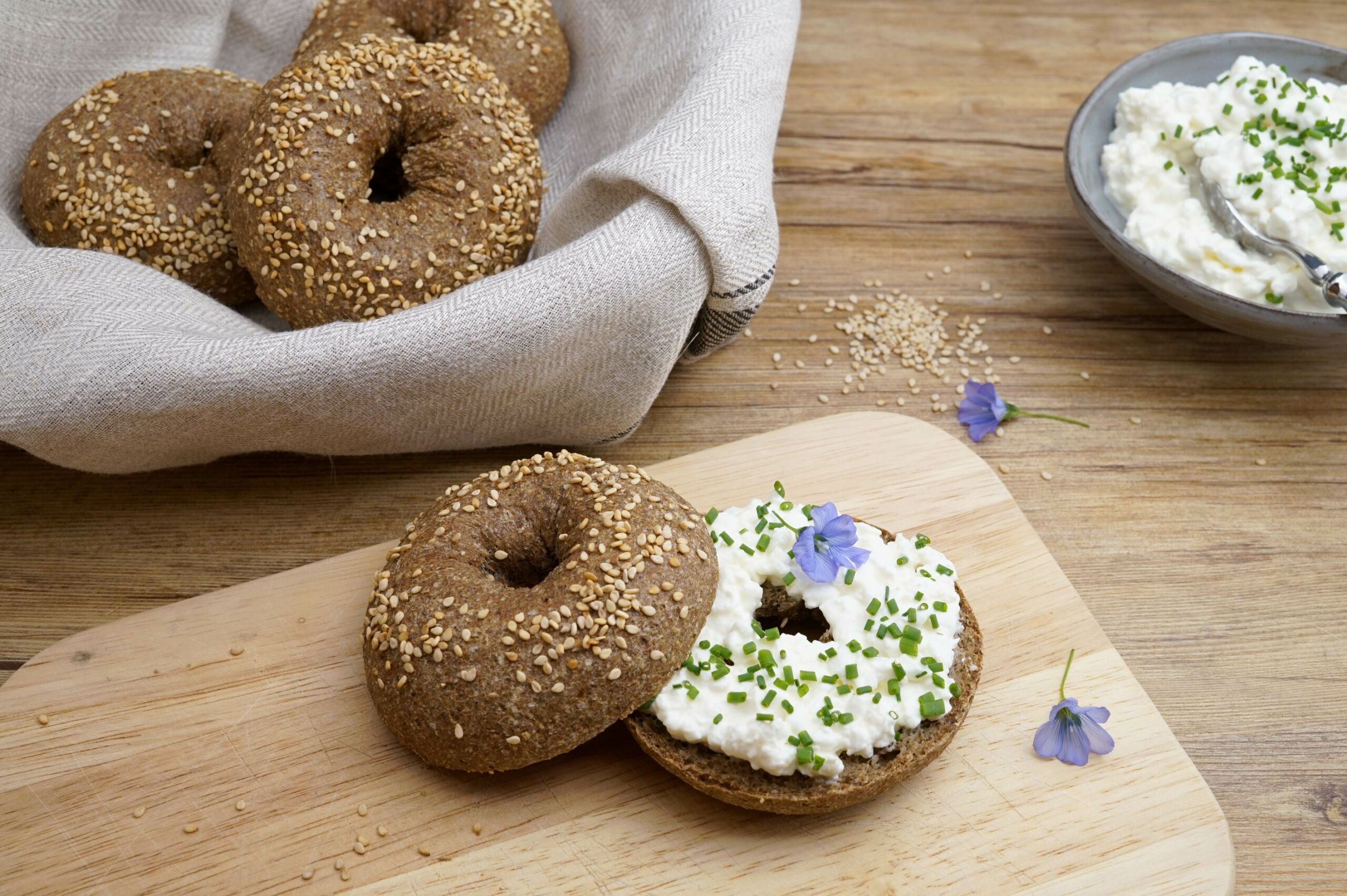Sesam-Bagels mit Sesammehl