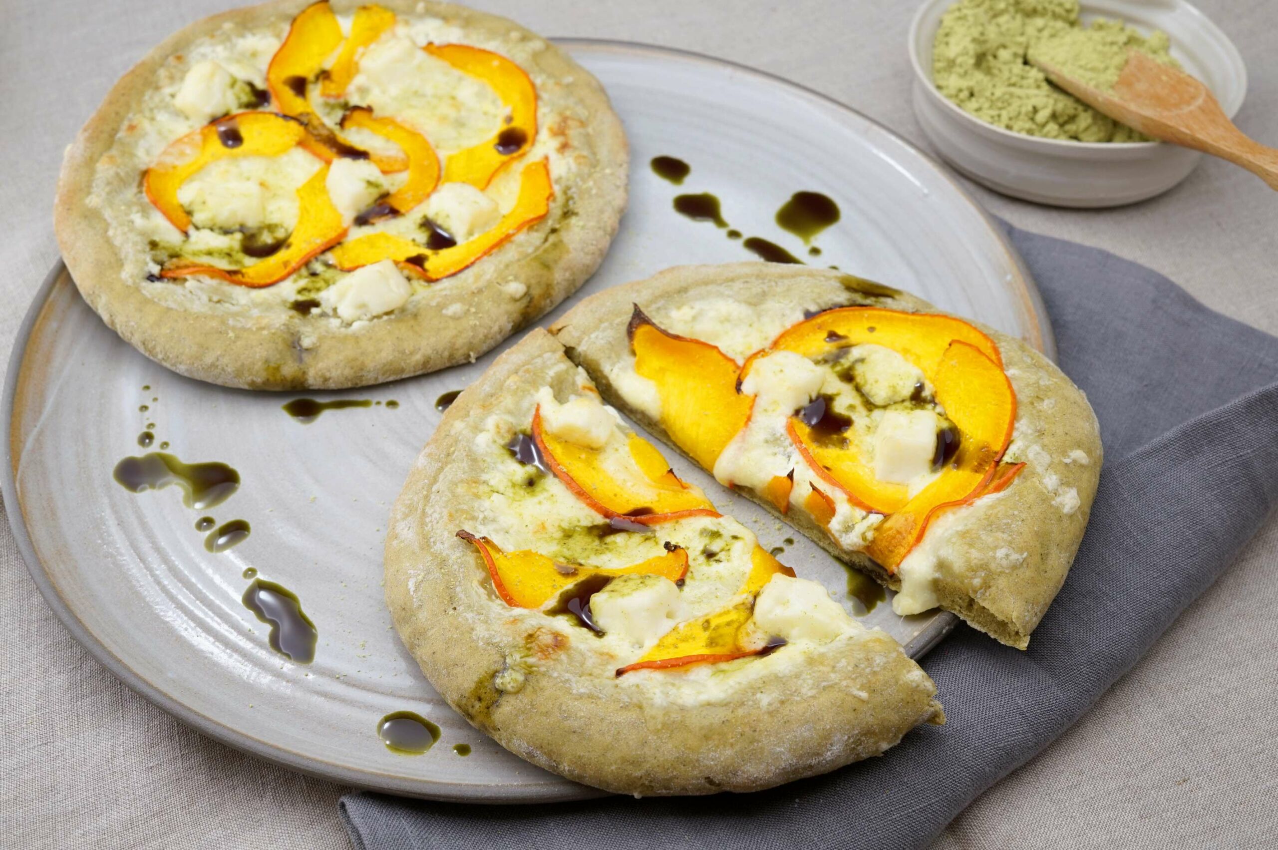 Kürbis-Pizza mit Schafkäse
